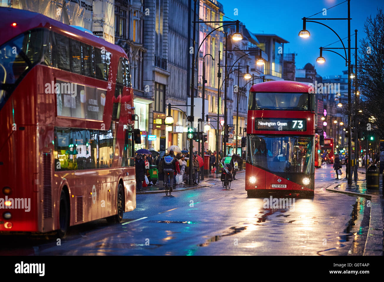 Oxford Street Transport Transporter Transport transportiert Reisen durch auf laufende Pendler Pendler Pendler unterwegs Stockfoto