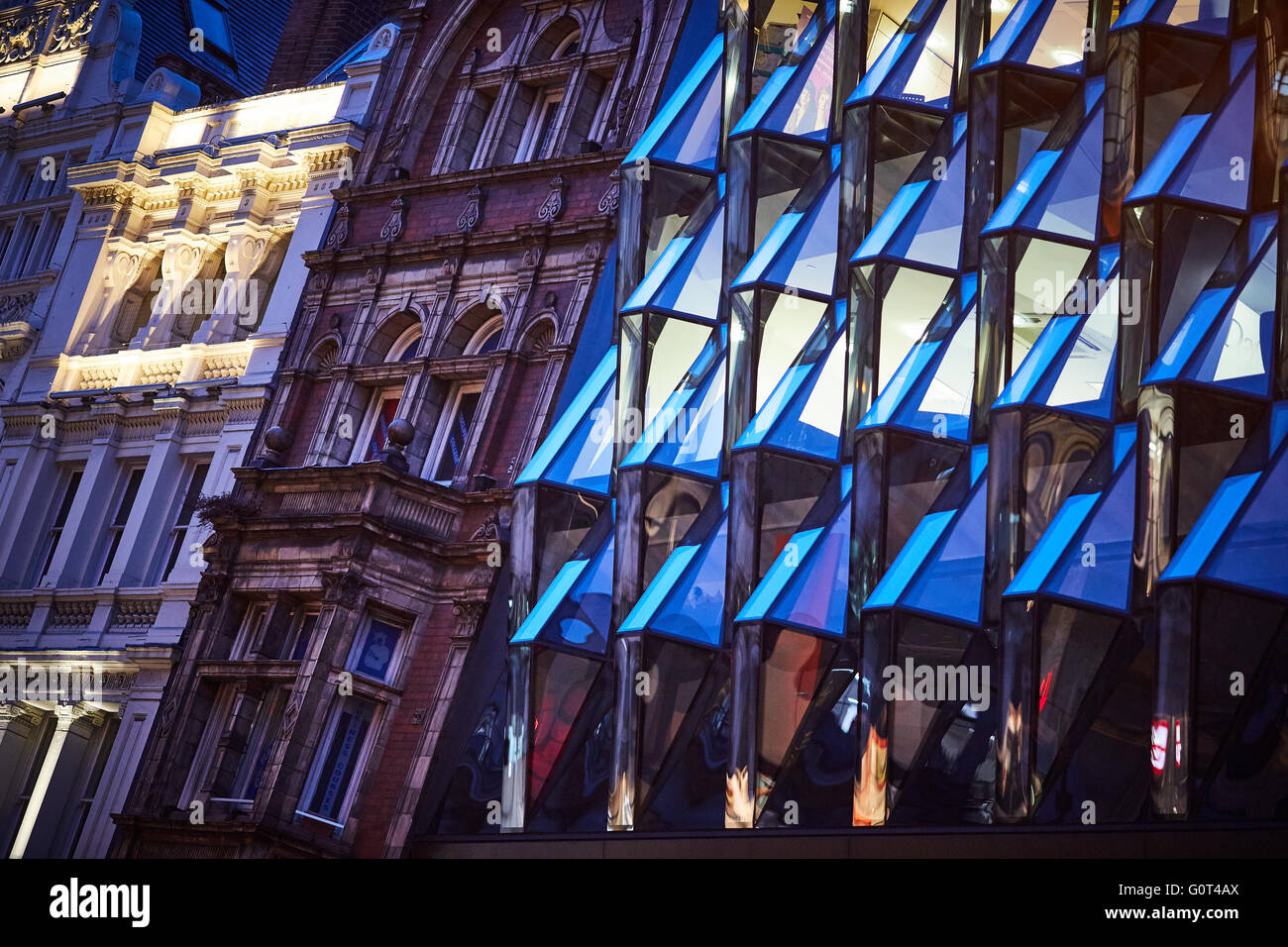 am Abend dunkel Abend Oxford Street London Architekten Future Systems die Fassade eines modernen Gebäudes abgeschlossen haben auf der Suche nach refu Stockfoto