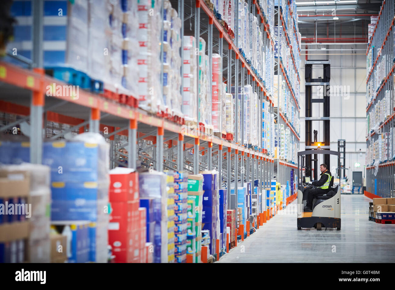 Truck Stop Distribution Center Lager grosse Scheune nummeriert Buchten geparkt in Reihen viele Pfingstmontag LKW LKW Lastkraftwagen gute waiti Stockfoto