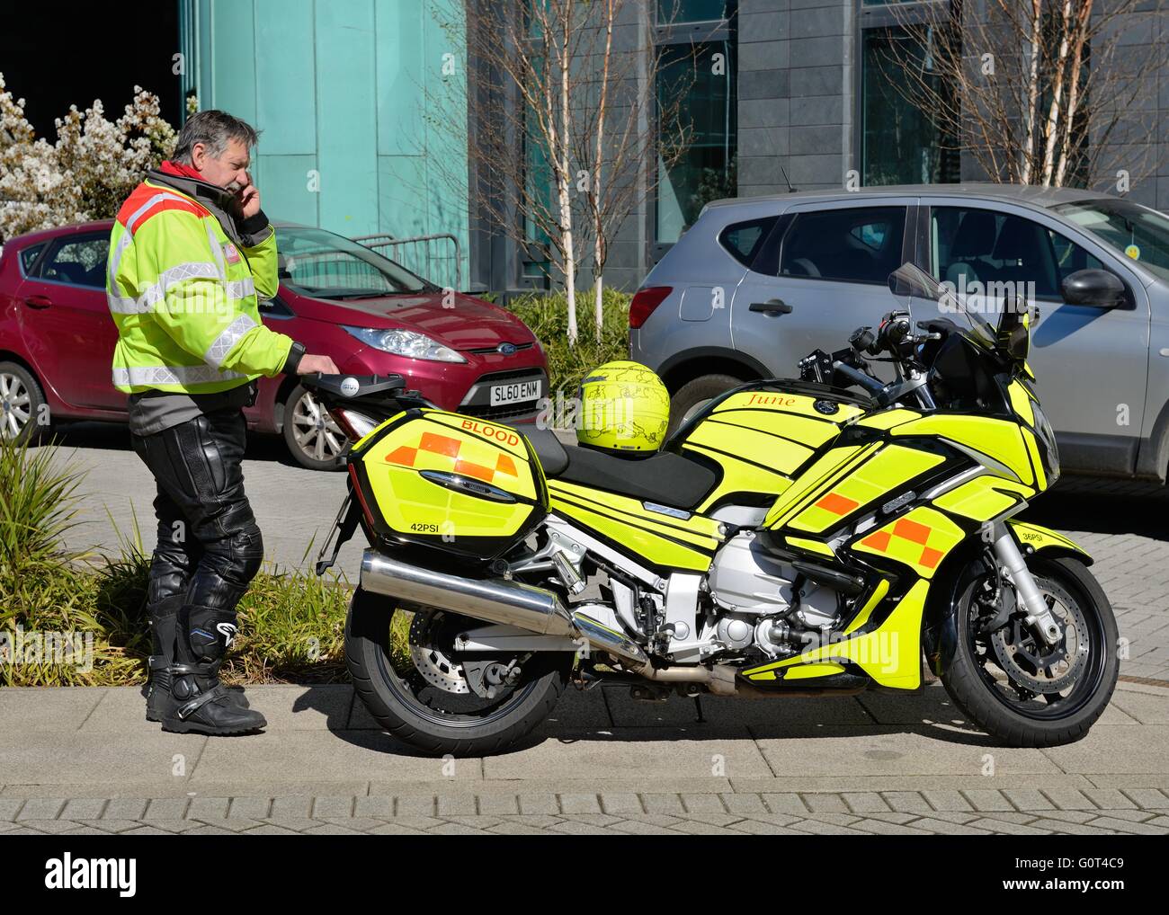 Notfall Blutkurier Motorrad in gut sichtbarer gelber Lackierung in Großbritannien Stockfoto