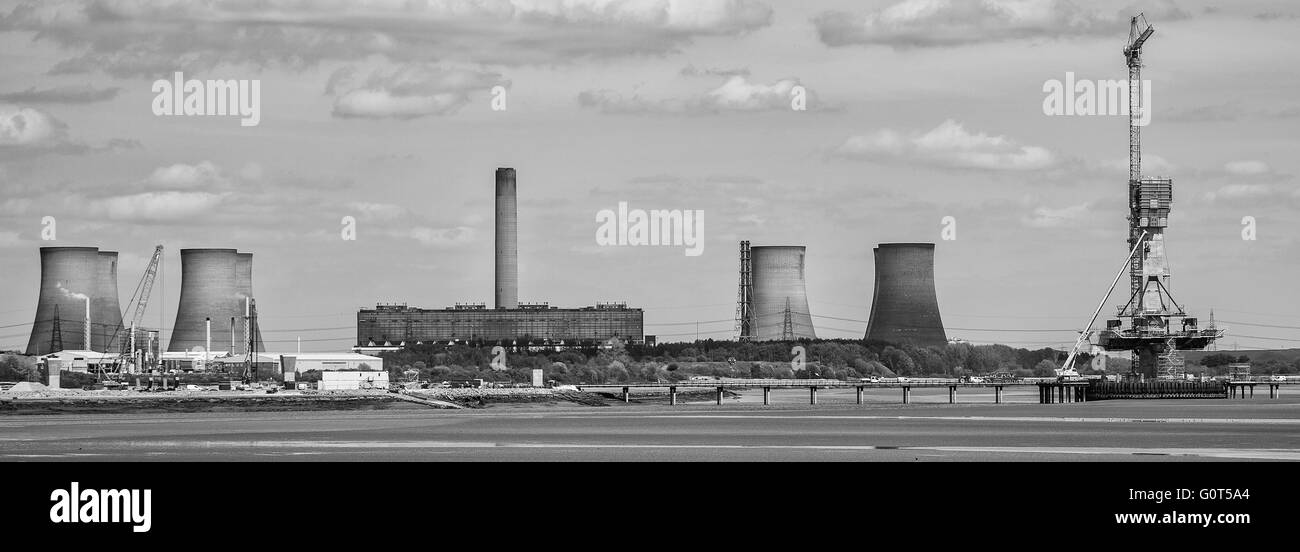 Neue mersey Kreuzung im Bau mit fiddlers Ferry macht Station im Hintergrund Stockfoto