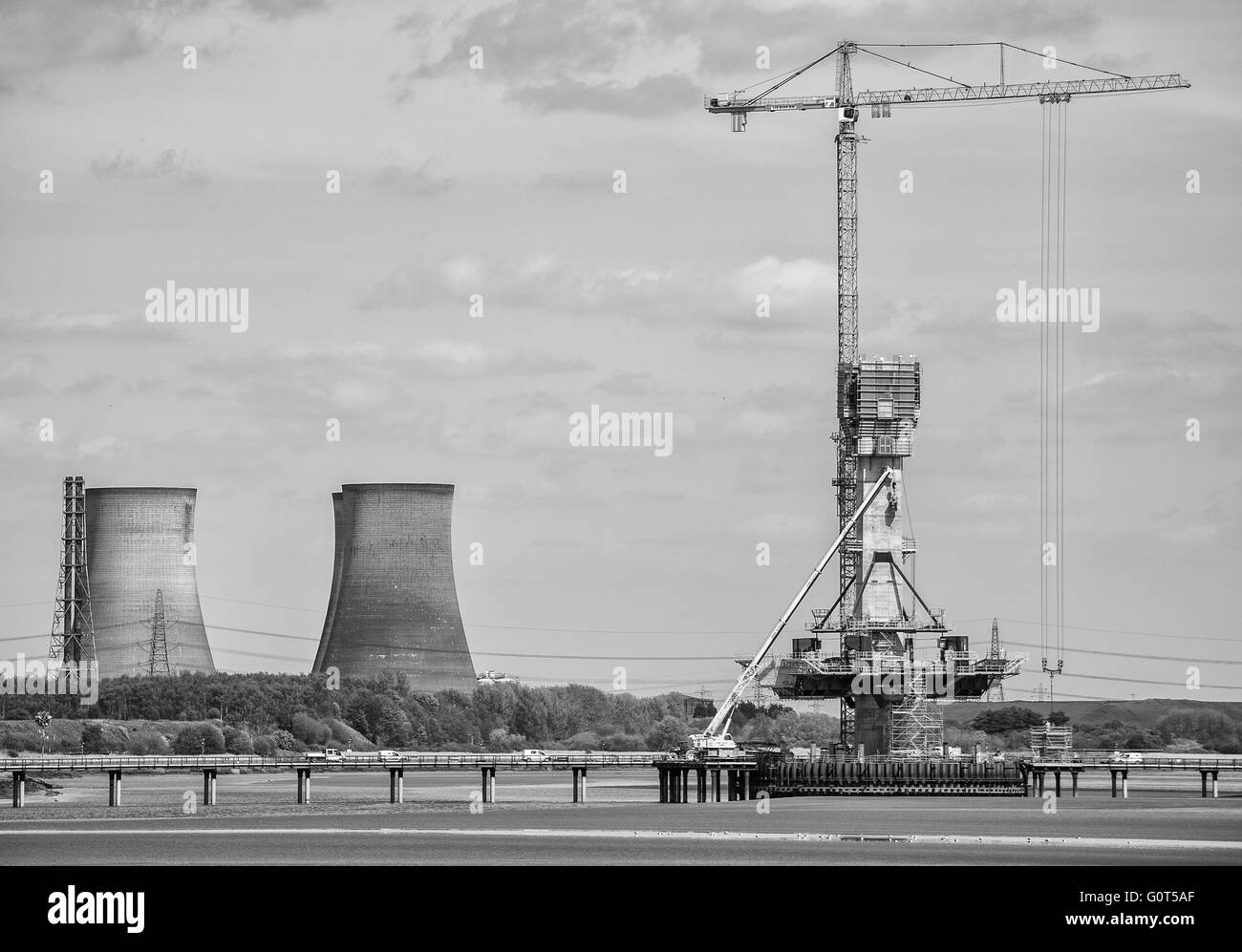 Neue mersey Kreuzung im Bau mit fiddlers Ferry macht Station im Hintergrund Stockfoto