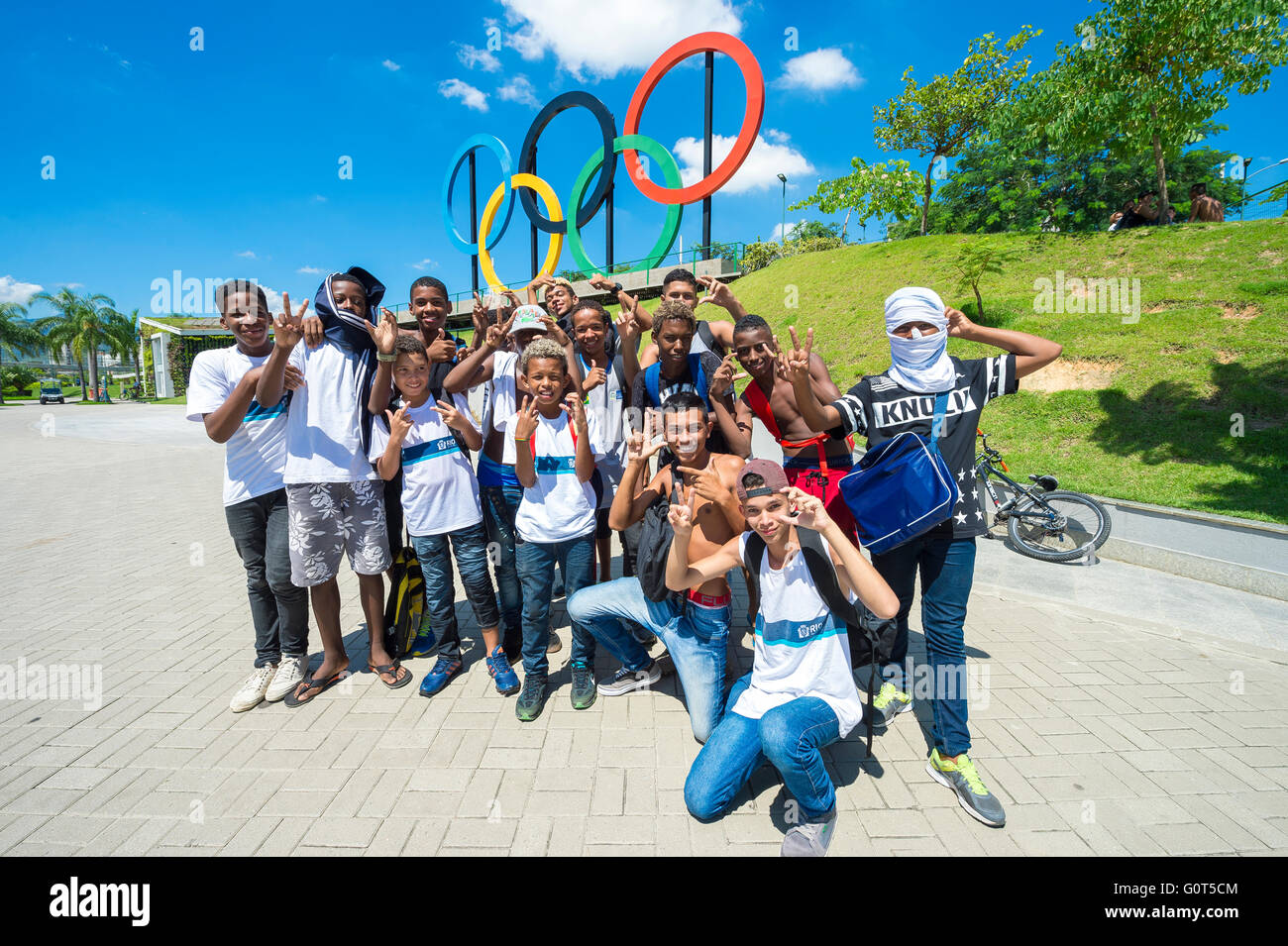 RIO DE JANEIRO - 18. März 2016: Gruppe von jungen Brasilianer posieren vor Olympischen Ringe für die Sommerspiele 2016 installiert. Stockfoto