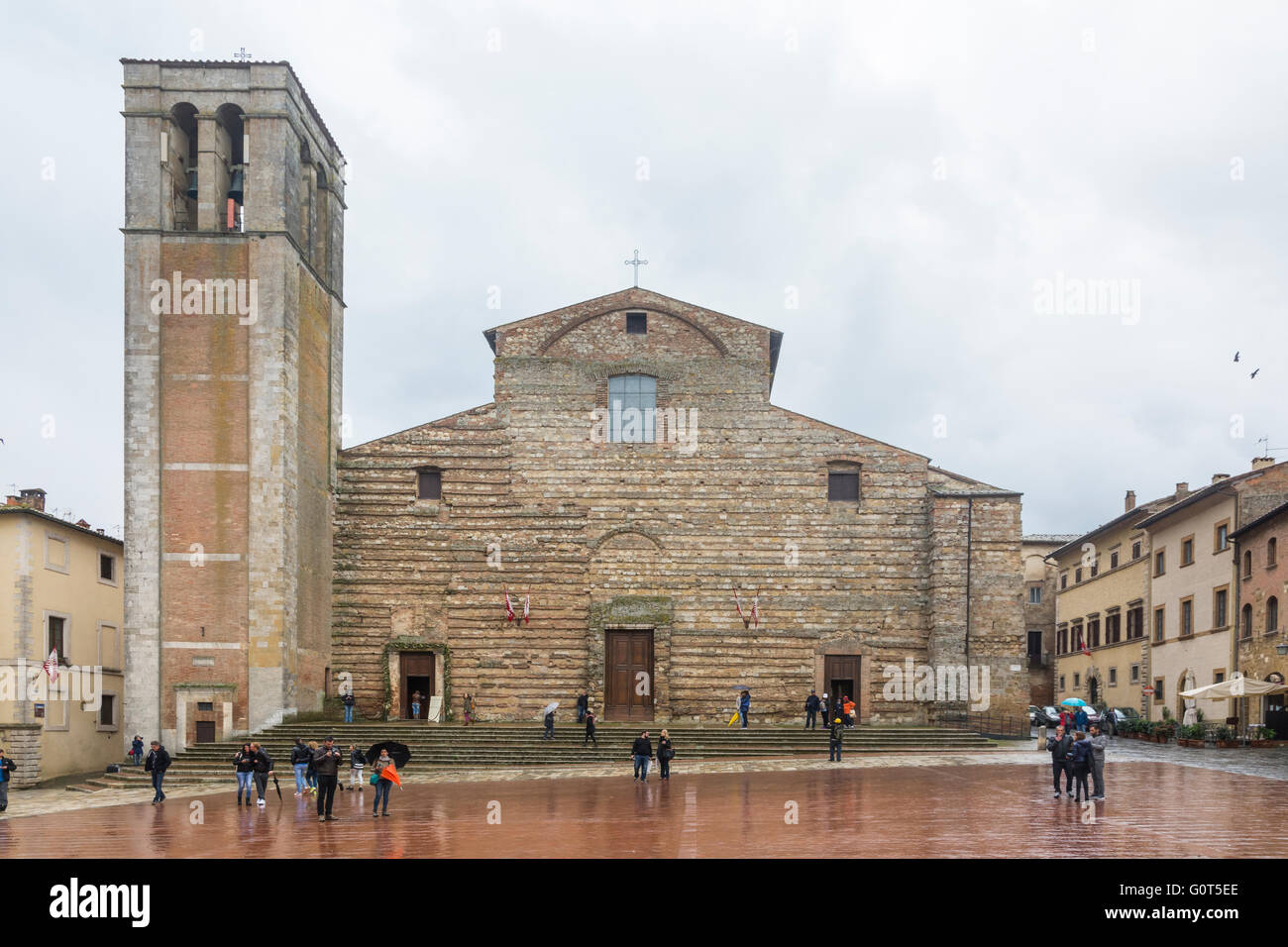 Montepulciano, Italien-April 23, 2016:people Spaziergang unter dem Regen in der Stadt Montepulciano Platz an einem bewölkten Tag. Stockfoto