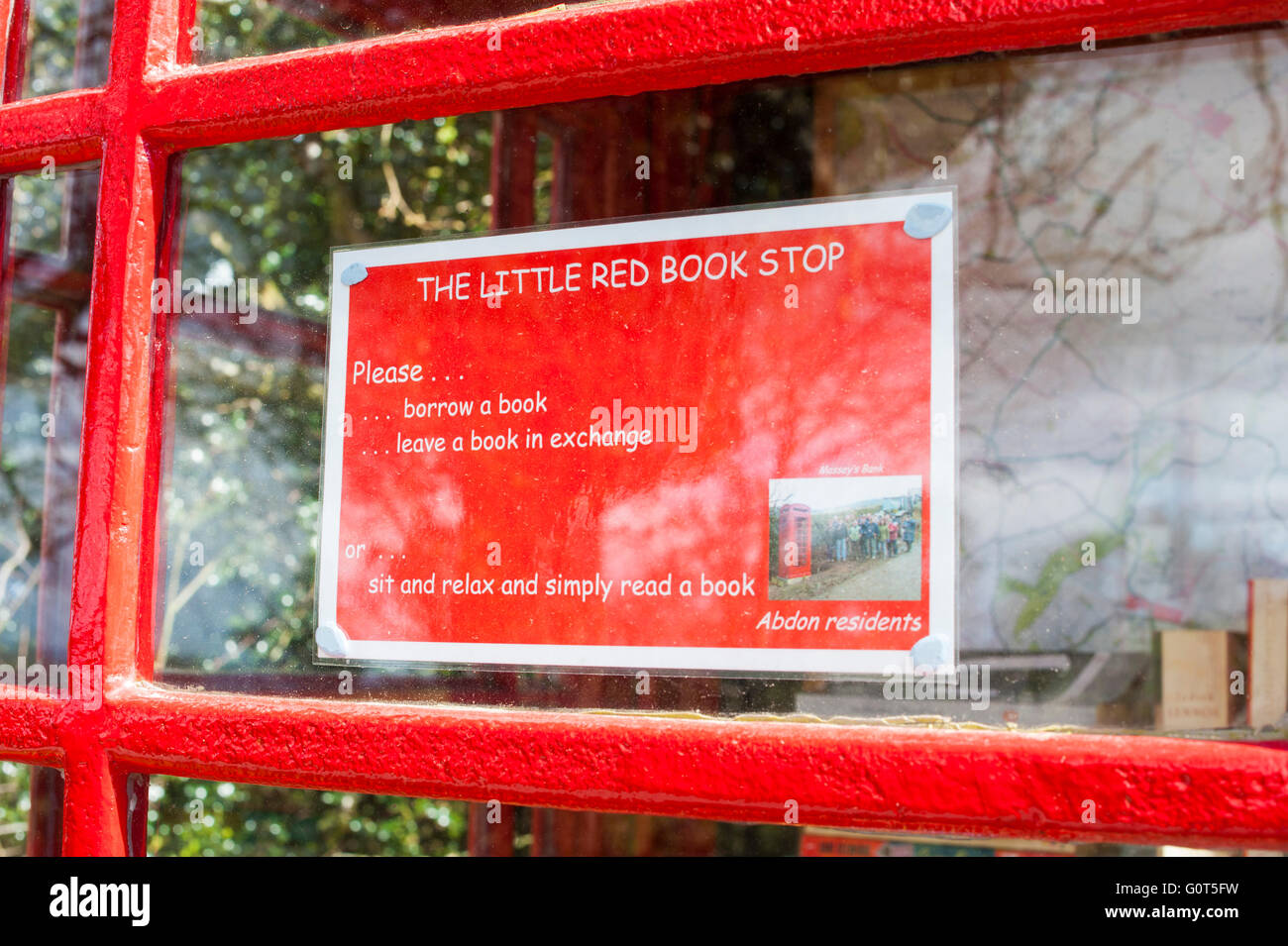 "Das kleine rote Buch Stop", eine alte rote Telefonzelle in einer Bibliothek an Abdon, Shropshire, England, Vereinigtes Königreich umgewandelt. Stockfoto
