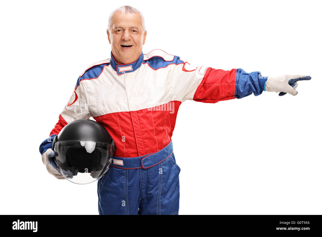 Reifen Auto Racer hält einen Helm und deutete auf das Recht isoliert auf weißem Hintergrund Stockfoto
