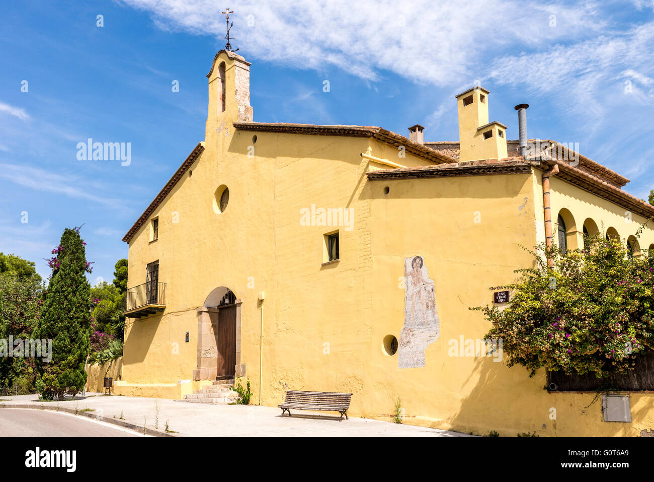 Eine gelbe spanische Kirche mit einem blauen Himmel. Stockfoto