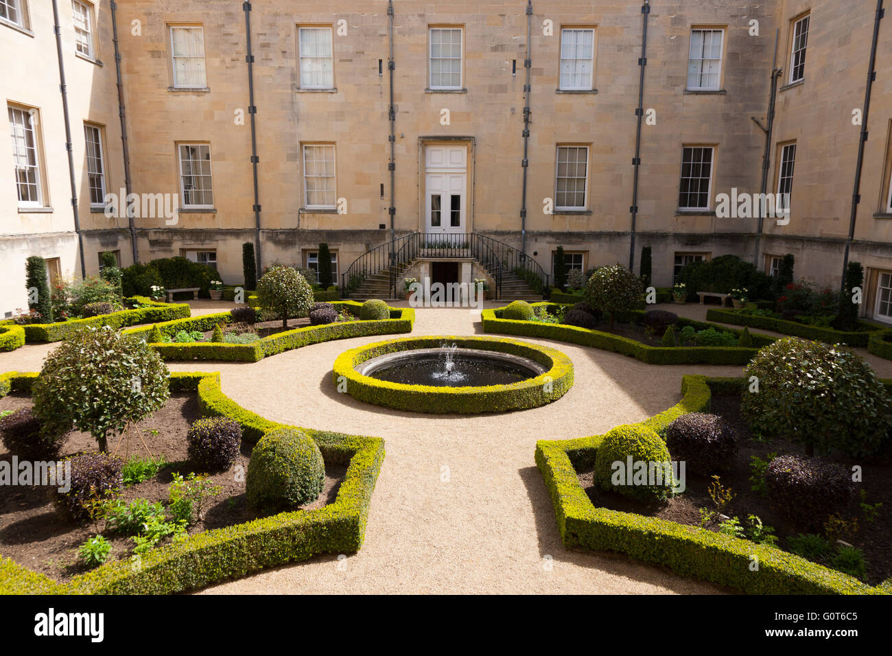 Der Innenhof / Hof Syon House mit formalen Garten Garten und Teich mit Brunnen. Syon House, Brentford. VEREINIGTES KÖNIGREICH. Stockfoto