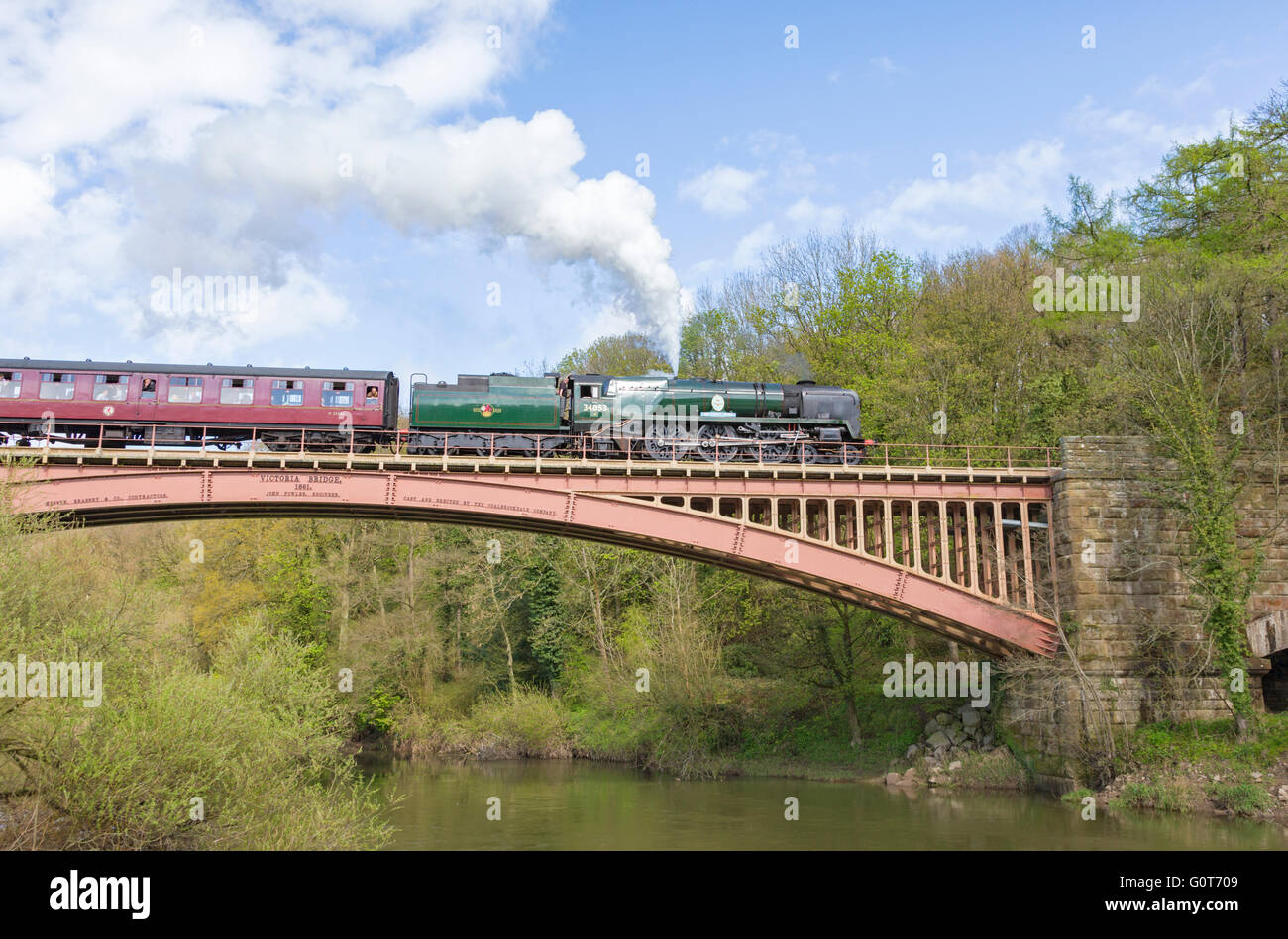 Dampfzug, überqueren den Fluss Severn bei Victoria Bridge über den Severn Valley Railway bei Arley, Worcestershire, England, UK Stockfoto