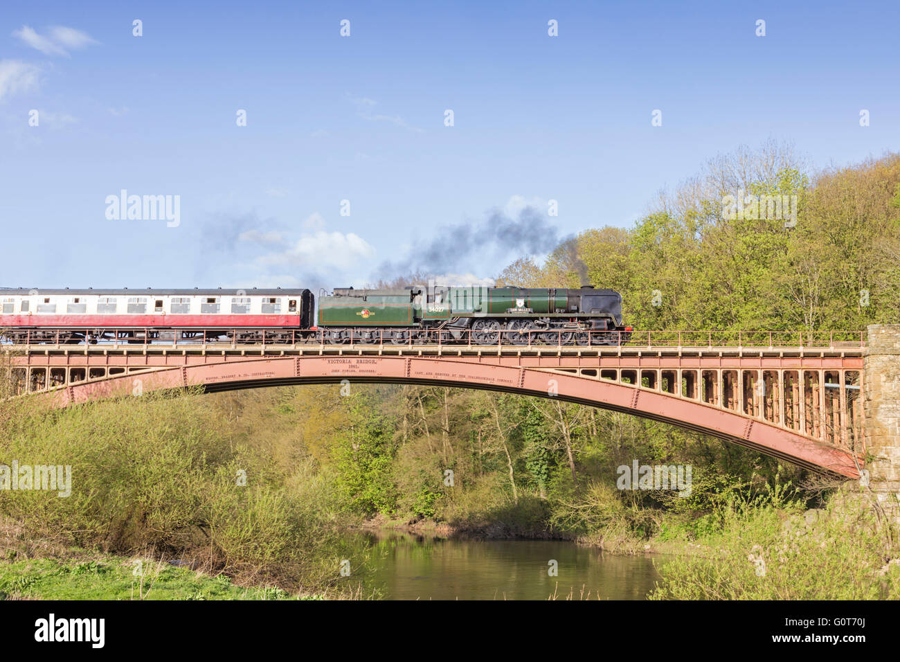 Dampfzug, überqueren den Fluss Severn bei Victoria Bridge über den Severn Valley Railway bei Arley, Worcestershire, England, UK Stockfoto