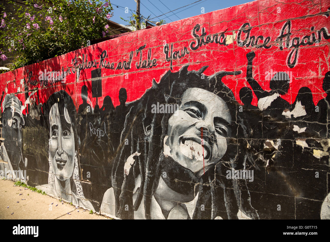 Bob Marley mit Benazir Bhutto steigen alle Freiheitskämpfer Straße Wandbild an der Wand in dem trendigen Wicker Park Viertel im Westen der Stadt-Gemeinde in Chicago, Illinois, USA Stockfoto