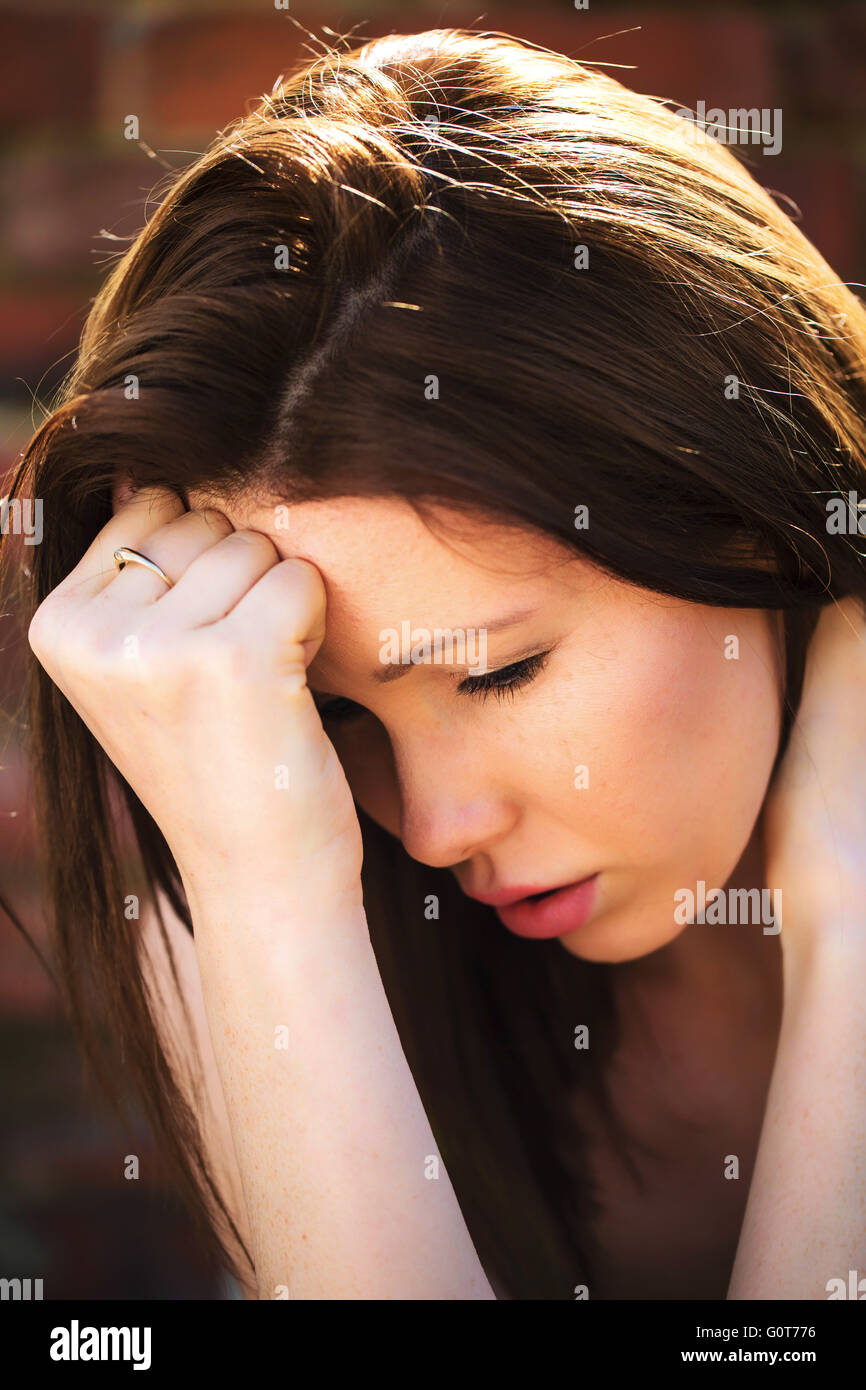 Porträt einer nachdenklich frustrierte junge Frau außerhalb Stockfoto