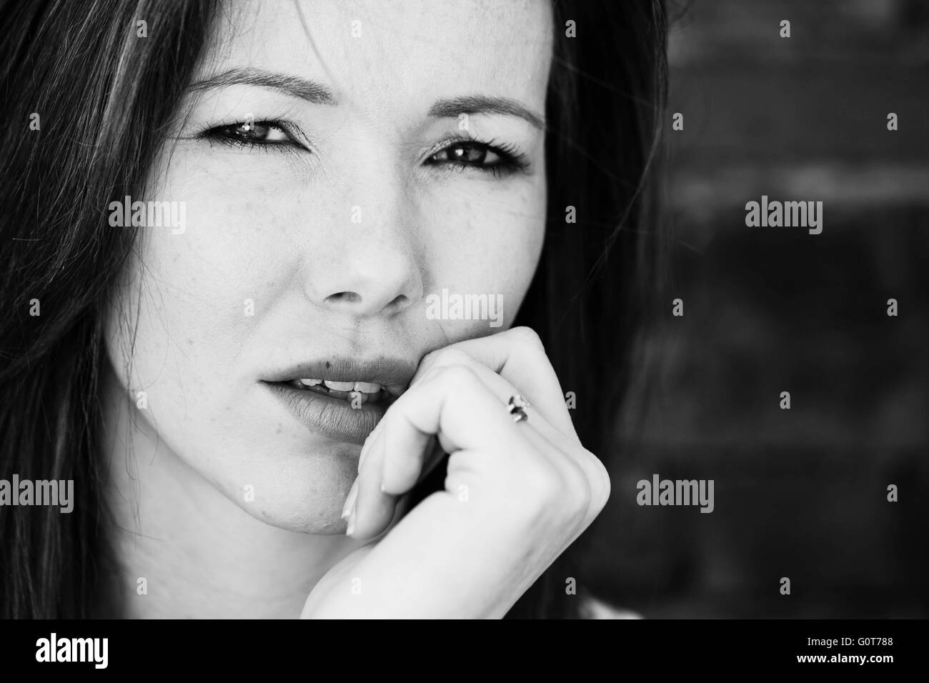Monochrome Portrait einer besorgt verwirrt Frau außerhalb Stockfoto