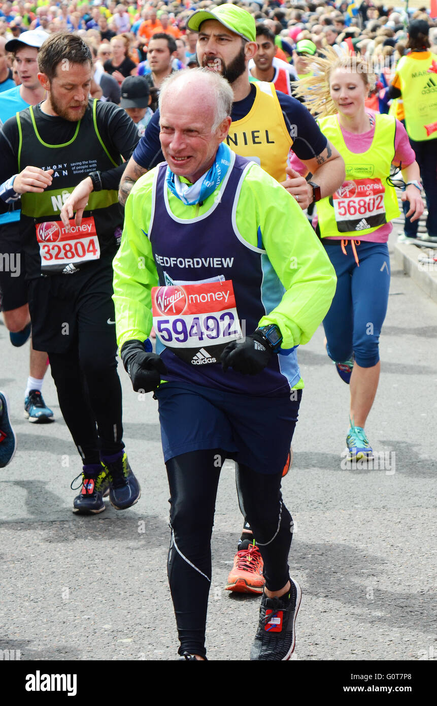 Ältere ältere fun Runner während der London Marathon 2016. Alte runner Stockfoto