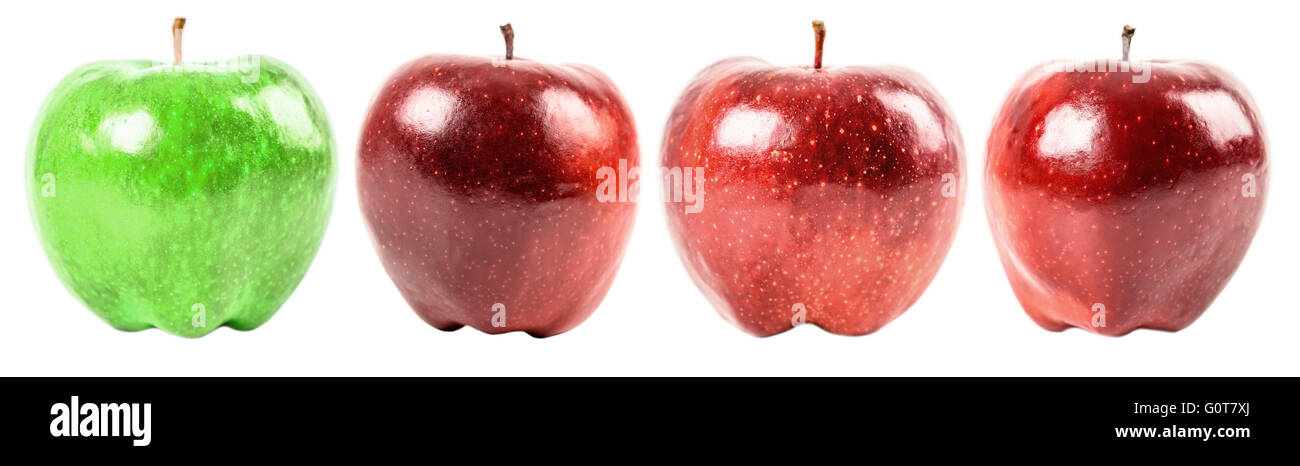 Heben Sie sich von der Masse-Konzept mit grünem Apfel unter rote Äpfel Stockfoto