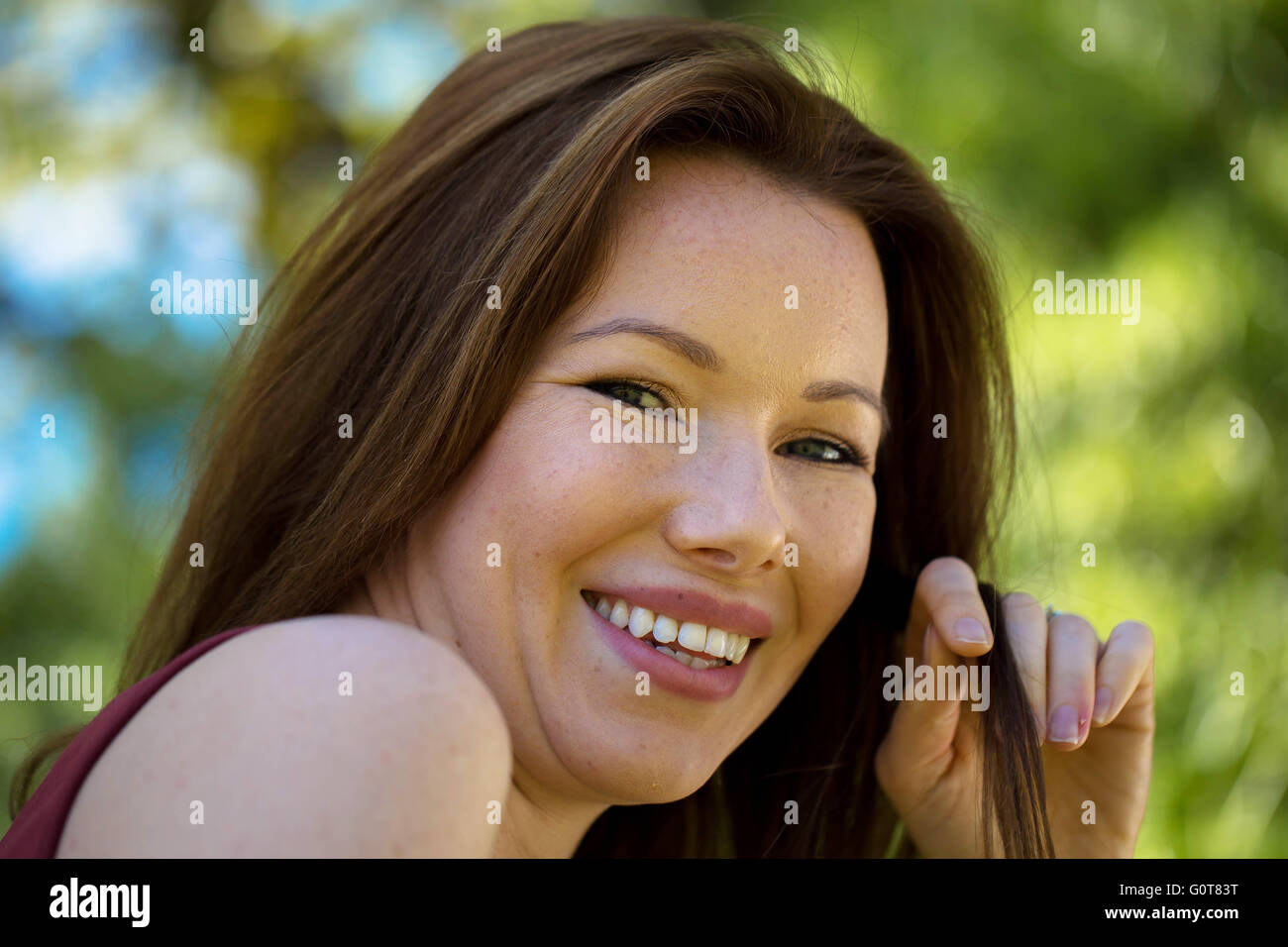 Porträt einer glücklich zufrieden erfolgreiche Frau außerhalb lächelnd Stockfoto