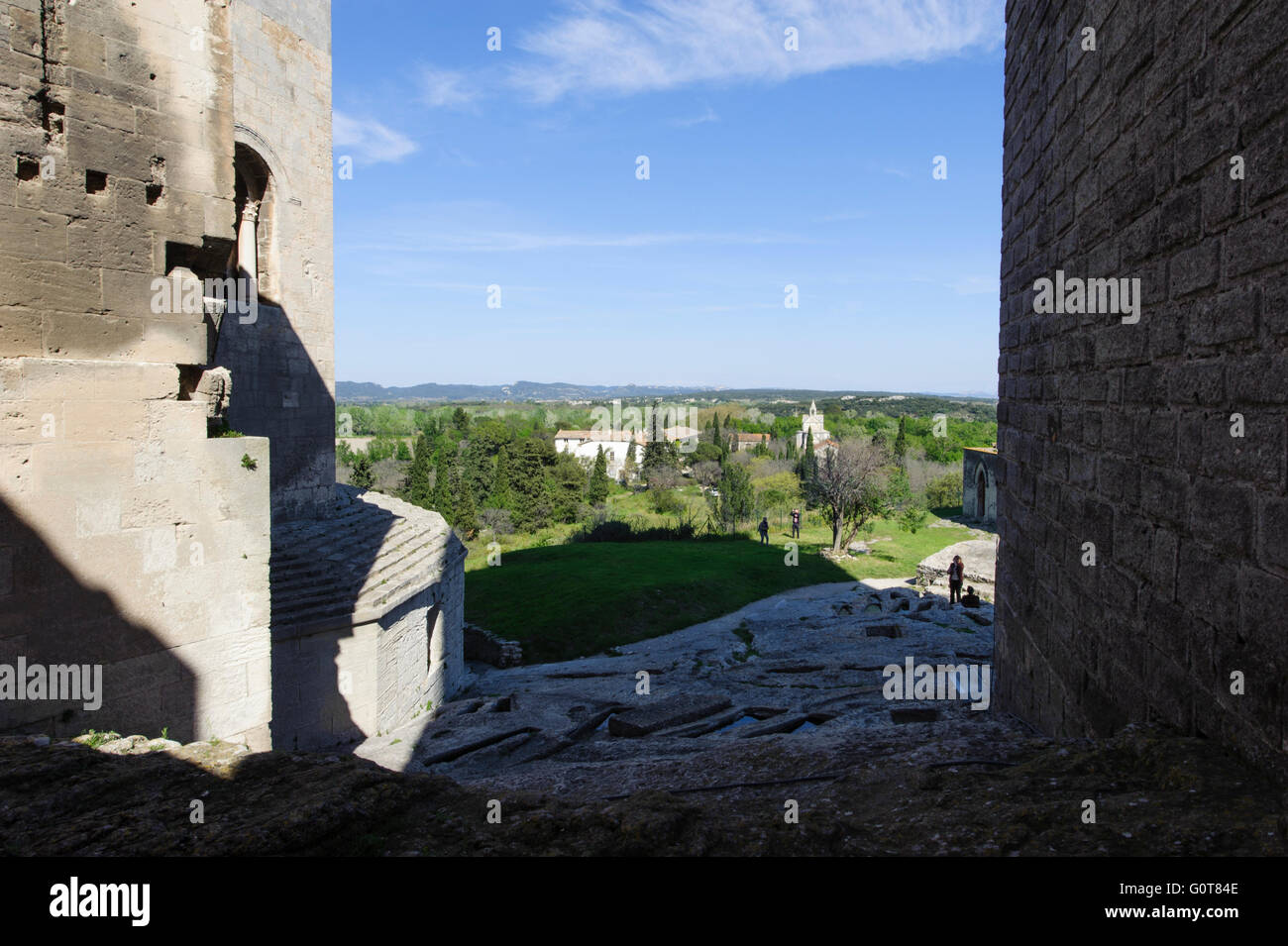 Montmajour Abbey in der Nähe von Arles. Frankreich. Felsengräber. Kapelle des Heiligen Kreuzes auf dem Hintergrund Stockfoto