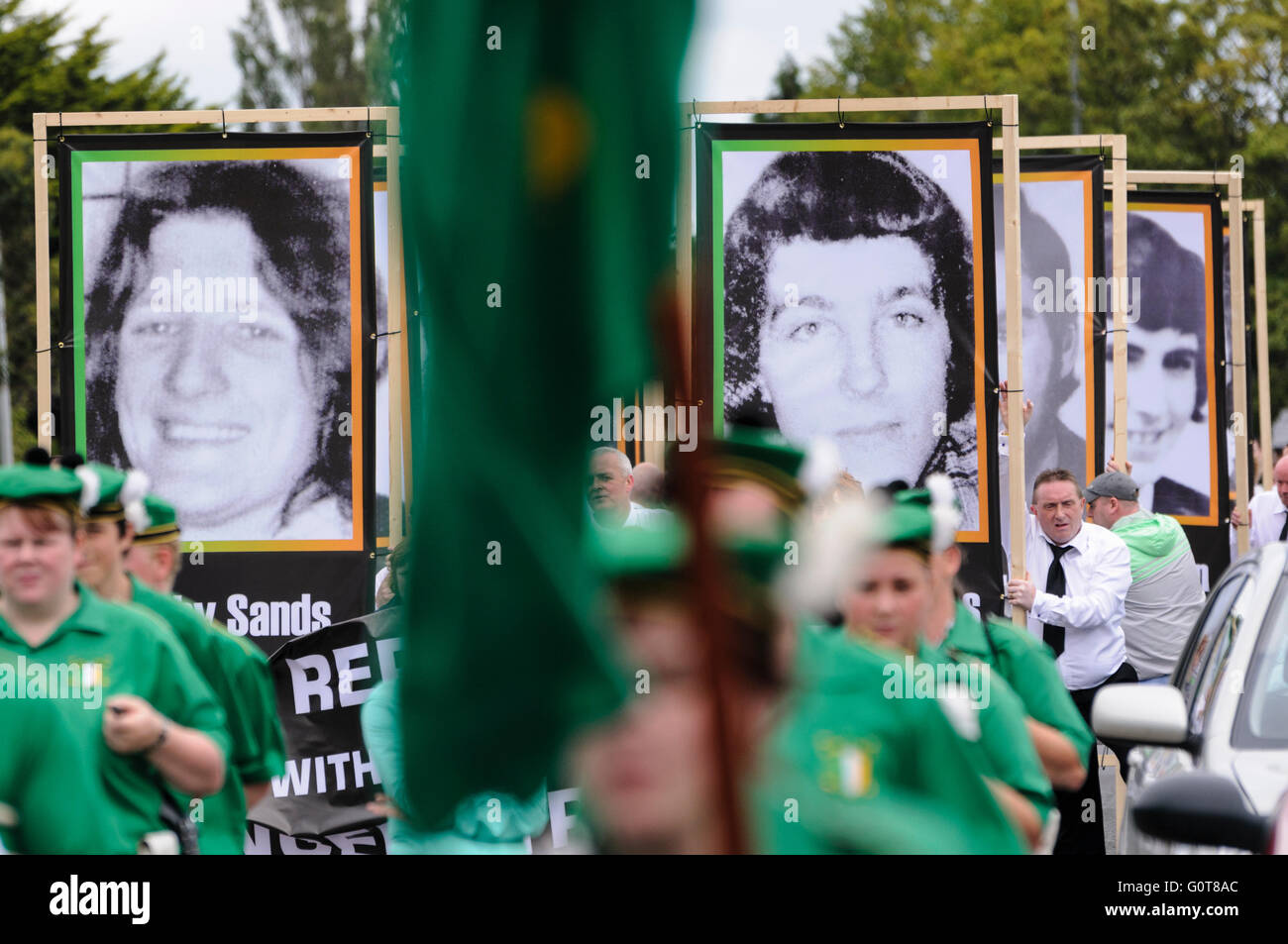 Dissident Republikaner gedenken die 1981 Hungerstreik mit großen Bannern mit ihren Gesichtern, einschließlich Bobby Sands. Stockfoto
