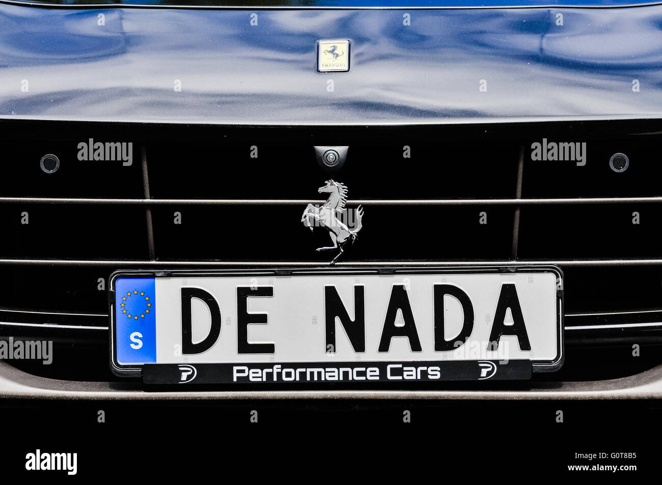 Spanisch-Ferrari mit der Platte "DE NADA" (TR "Du bist willkommen") Stockfoto