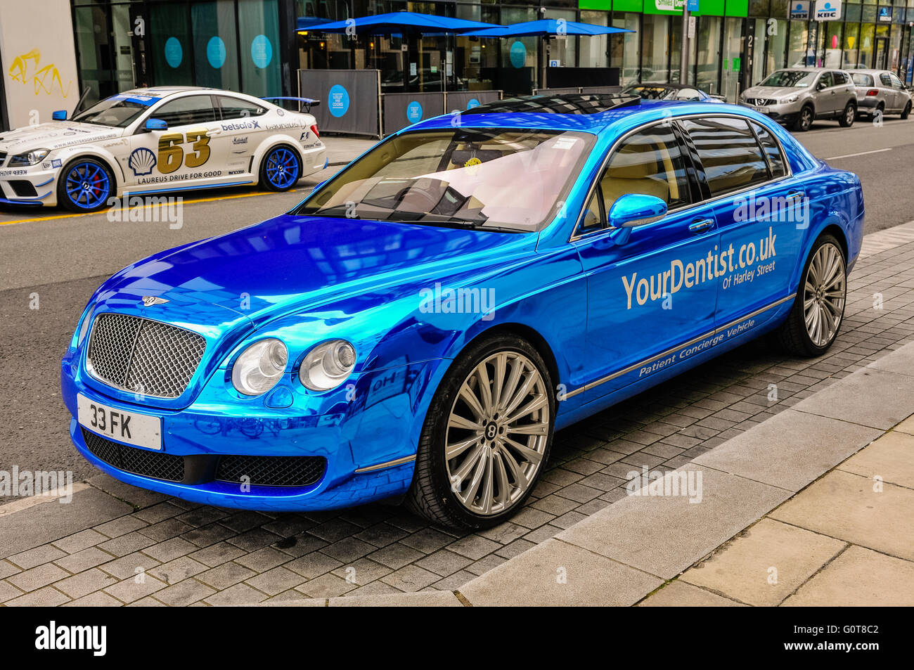 Ein Bentley Flying Spur mit blauer gespiegelten Farbe, Concierge Fahrzeug für YourDentist.co.uk der Harley Street Stockfoto