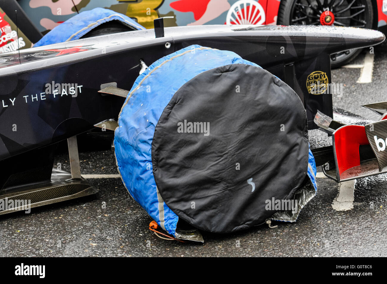 Reifen wärmere Jacken auf die Vorderräder eines Formel1-Rennwagens. Stockfoto