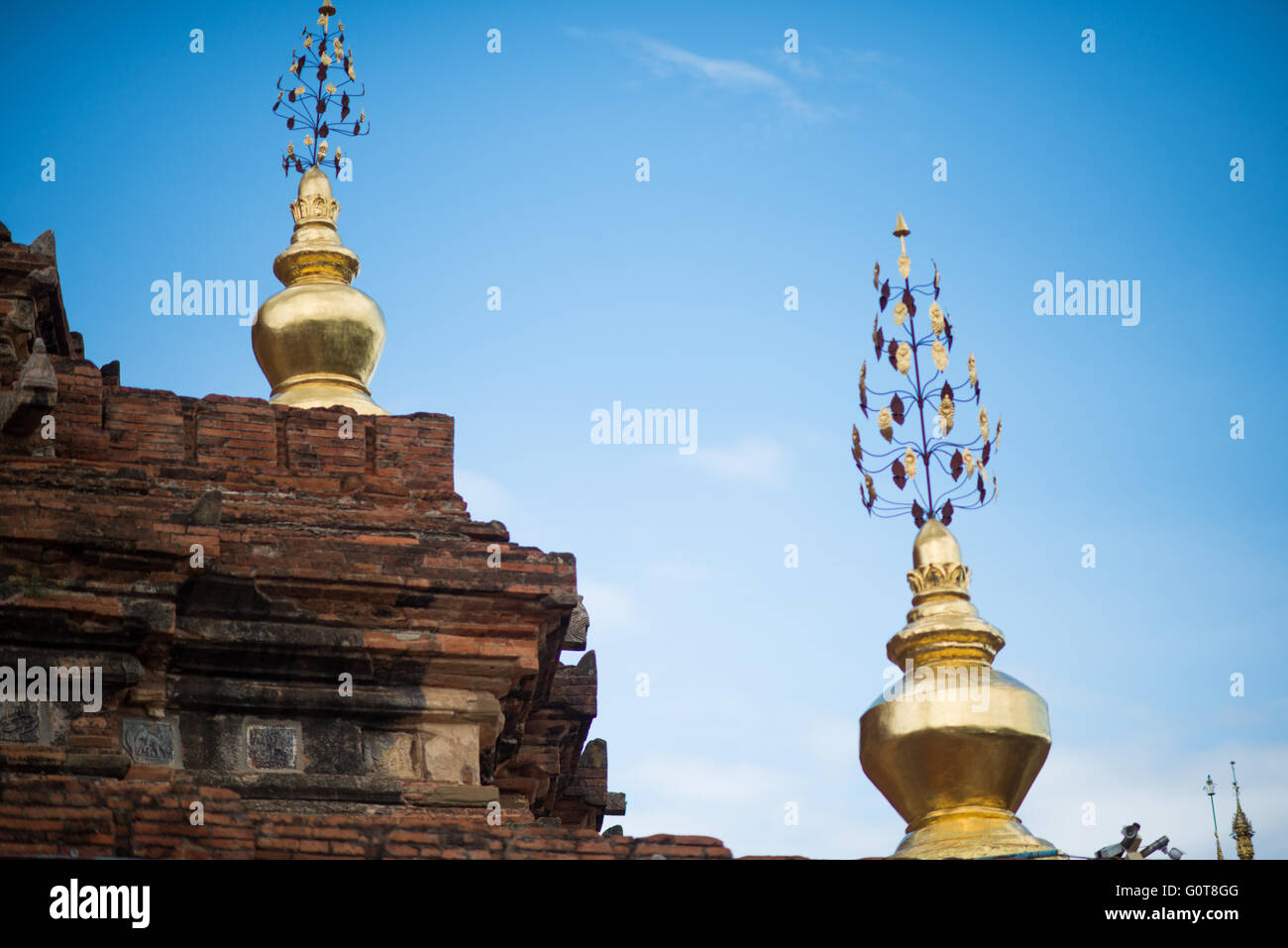 BAGAN, MYANMAR--die Dhammayazika Pagode (auch Dhamma-ya-ka Zedi) ist ein buddhistischer Tempel befindet sich im Dorf Pwasaw, im südlichen Teil der Ebene von Bagan in Myanmar. Es wurde während der Regierungszeit von König Narapatisithu 1196 erbaut. Die Pagode ist kreisförmig im Design und ist aus Ziegelsteinen gebaut. Seinen drei Terrassen enthalten Terrakotta-Fliesen, die Szenen aus den Jataka illustriert, und es ist jetzt aufgeht mit einer großen goldenen Dach Kuppel. Stockfoto