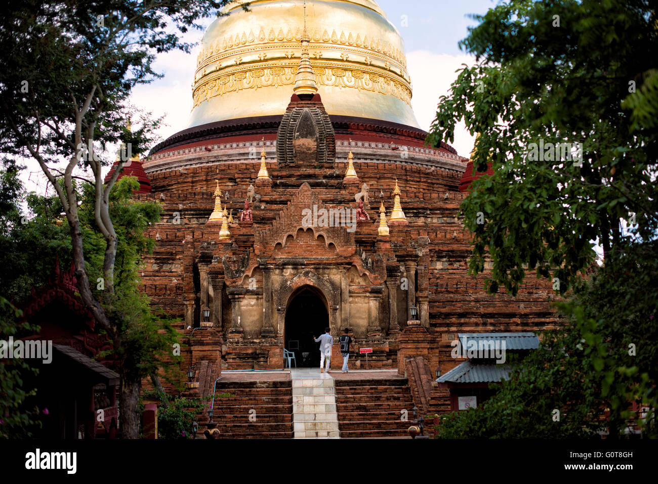 BAGAN, MYANMAR – die Dhammayazika-Pagode (auch als Dhamma-ya-ka Zedi und Dhamma-Yazika geschrieben) ist ein buddhistischer Tempel im östlichen Teil der archäologischen Zone Bagan. 1198 fertiggestellt und in nur zwei Jahren gebaut, wurden schätzungsweise sechs Millionen Ziegelsteine für den Bau verwendet. In den 1990er Jahren wurde es komplett renoviert. Es ist ungewöhnlich für sein fünfseitiges Design und ein Highlight ist die Sammlung von mehreren hundert Fliesen, die die Geschichten von jataka (über die früheren Geburten von Gautama Buddha) erzählen. Stockfoto