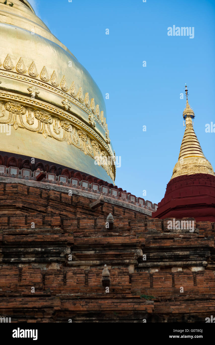 BAGAN, MYANMAR--die Dhammayazika Pagode (auch Dhamma-ya-ka Zedi) ist ein buddhistischer Tempel befindet sich im Dorf Pwasaw, im südlichen Teil der Ebene von Bagan in Myanmar. Es wurde während der Regierungszeit von König Narapatisithu 1196 erbaut. Die Pagode ist kreisförmig im Design und ist aus Ziegelsteinen gebaut. Seinen drei Terrassen enthalten Terrakotta-Fliesen, die Szenen aus den Jataka illustriert, und es ist jetzt aufgeht mit einer großen goldenen Dach Kuppel. Stockfoto