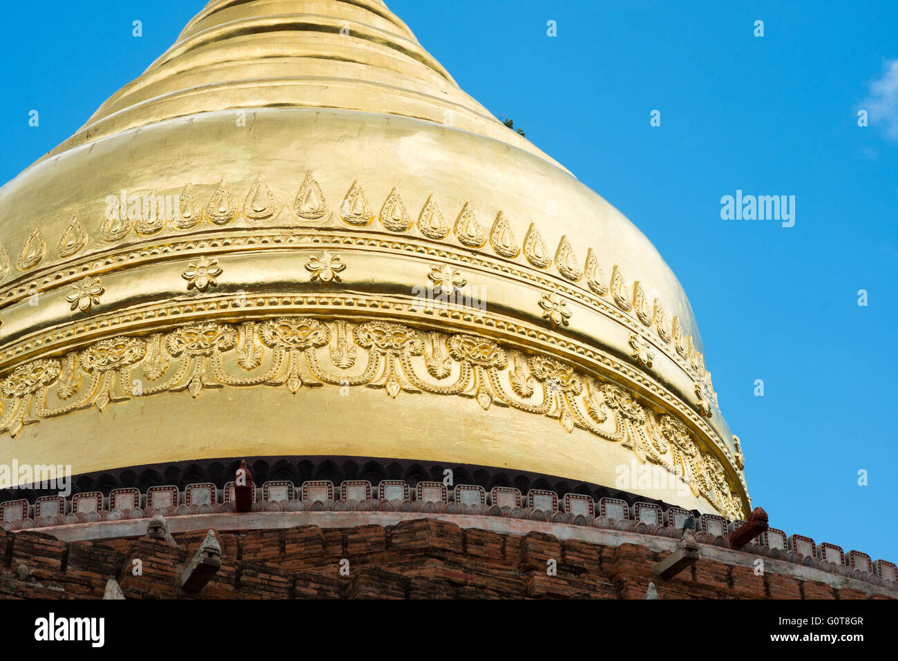 BAGAN, MYANMAR – die Dhammayazika-Pagode (auch Dhamma-ya-ka Zedi) ist ein buddhistischer Tempel im Dorf Pwasaw im südlichen Teil der Bagan-Ebene in Myanmar. Sie wurde 1196 während der Regierungszeit von König Narapatisithu erbaut. Die Pagode ist kreisförmig gestaltet und besteht aus Ziegeln. Die drei Terrassen enthalten Terrakotta-Fliesen, die Szenen aus dem Jataka illustrieren, und es ist heute mit einer großen goldenen Schirmkuppel umgebaut. Stockfoto