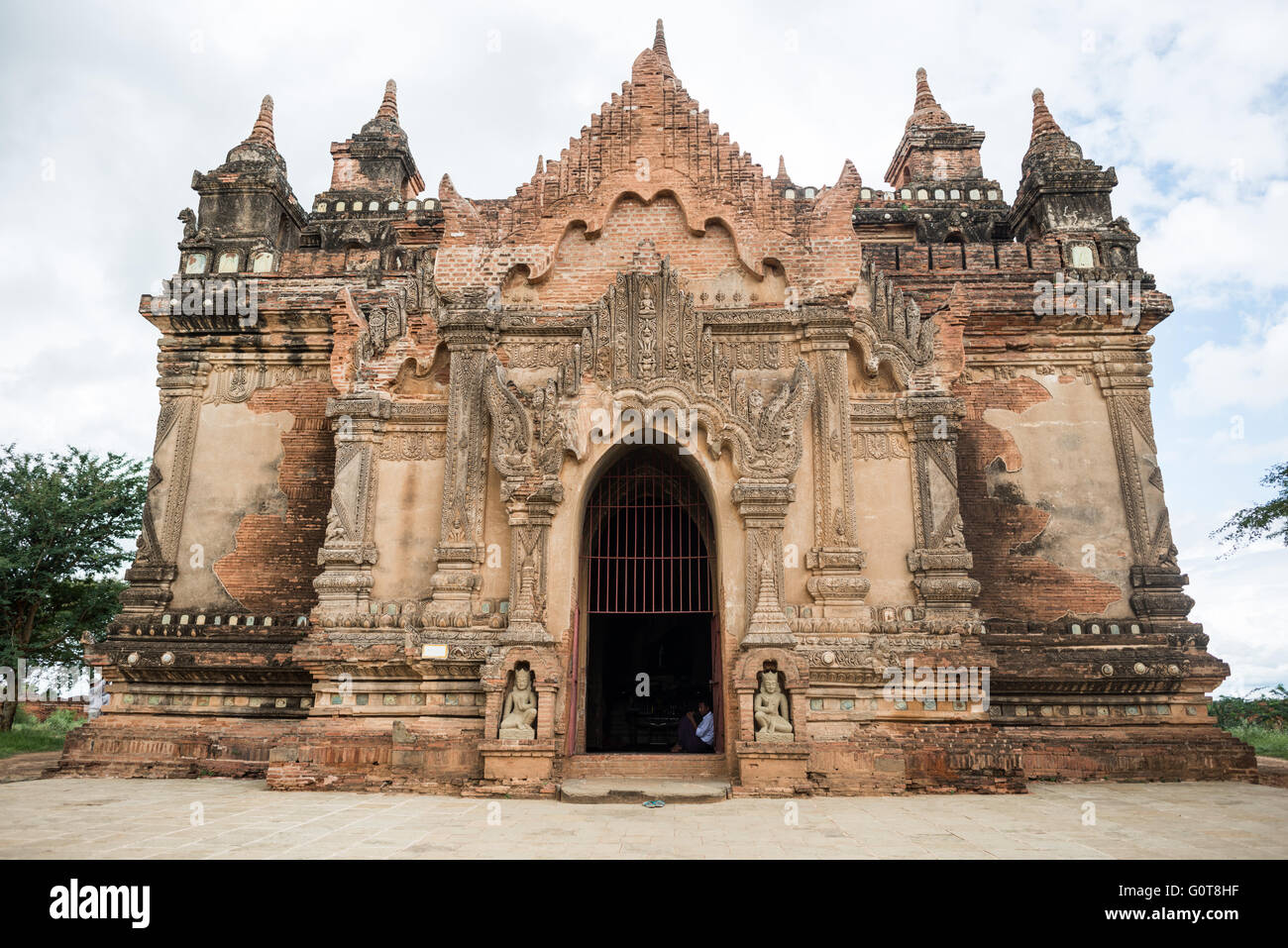 BAGAN, Myanmar - BAGAN, MYANMAR--aus der Regierungszeit von Narathihapate (1256-1287), Tayok Pye Tempel befindet sich auf der östlichen Seite der Ebene von Bagan in der Nähe von Minnanthu. Besonders erwähnenswert sind komplizierte renovierten Stuckarbeiten und dekorativen Malereien an den Innenwänden. Es gehört zu der Handvoll Tempel, die offenstehen, Klettern auf den oberen Terrassen. Stockfoto