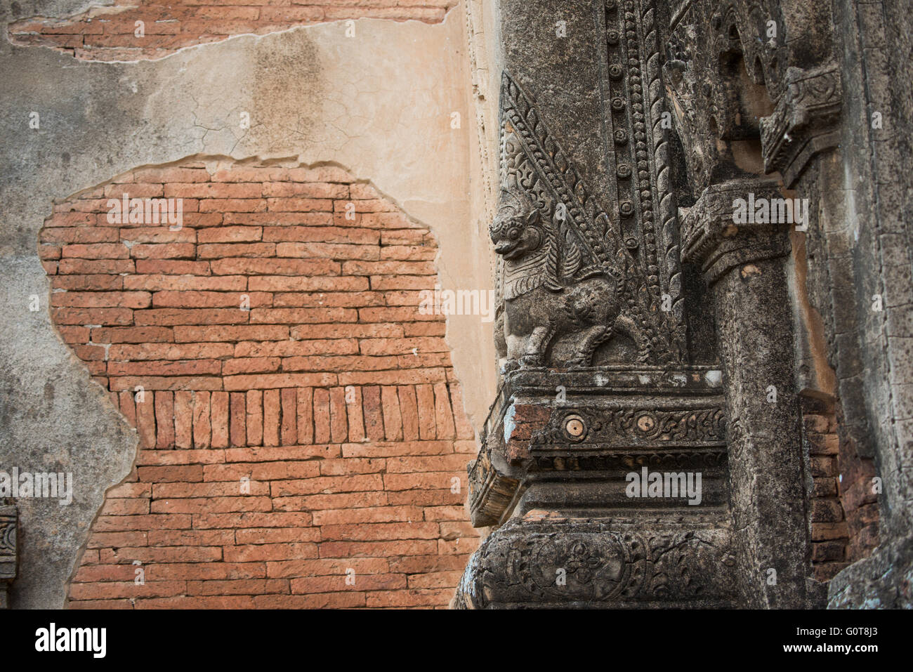 BAGAN, Myanmar - BAGAN, MYANMAR--aus der Regierungszeit von Narathihapate (1256-1287), Tayok Pye Tempel befindet sich auf der östlichen Seite der Ebene von Bagan in der Nähe von Minnanthu. Besonders erwähnenswert sind komplizierte renovierten Stuckarbeiten und dekorativen Malereien an den Innenwänden. Es gehört zu der Handvoll Tempel, die offenstehen, Klettern auf den oberen Terrassen. Stockfoto