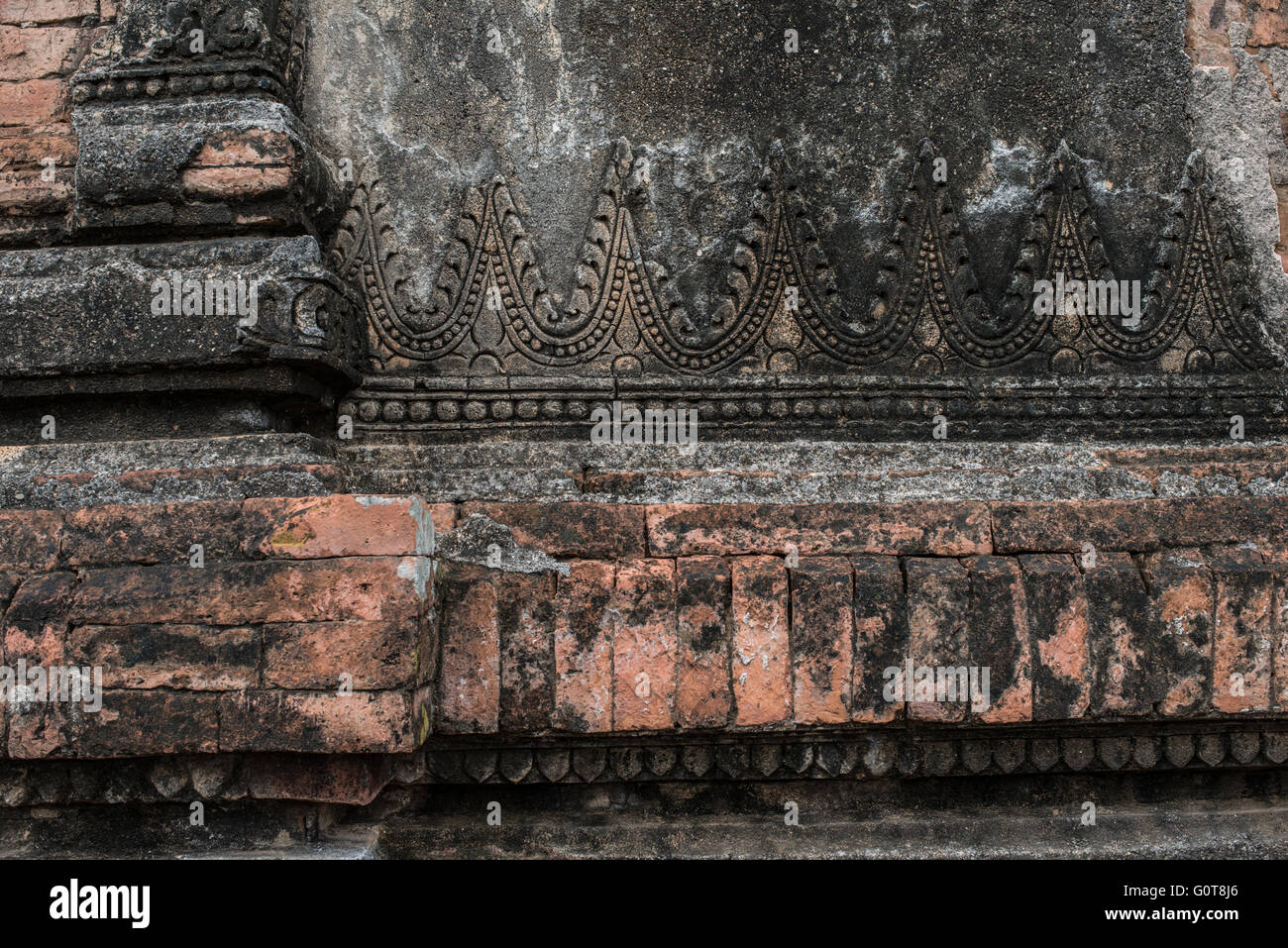 BAGAN, Myanmar – der Naga Yon Hpaya Tempel steht in Bagan, Myanmar. Das im späten 11. Jahrhundert erbaute Backsteingebäude verfügt über einen unverwechselbaren Shichara-Turm im indischen Stil. Der Tempel ist bekannt für seine gut erhaltenen Fresken und ein großes sitzendes Buddha-Bild im Inneren. Stockfoto