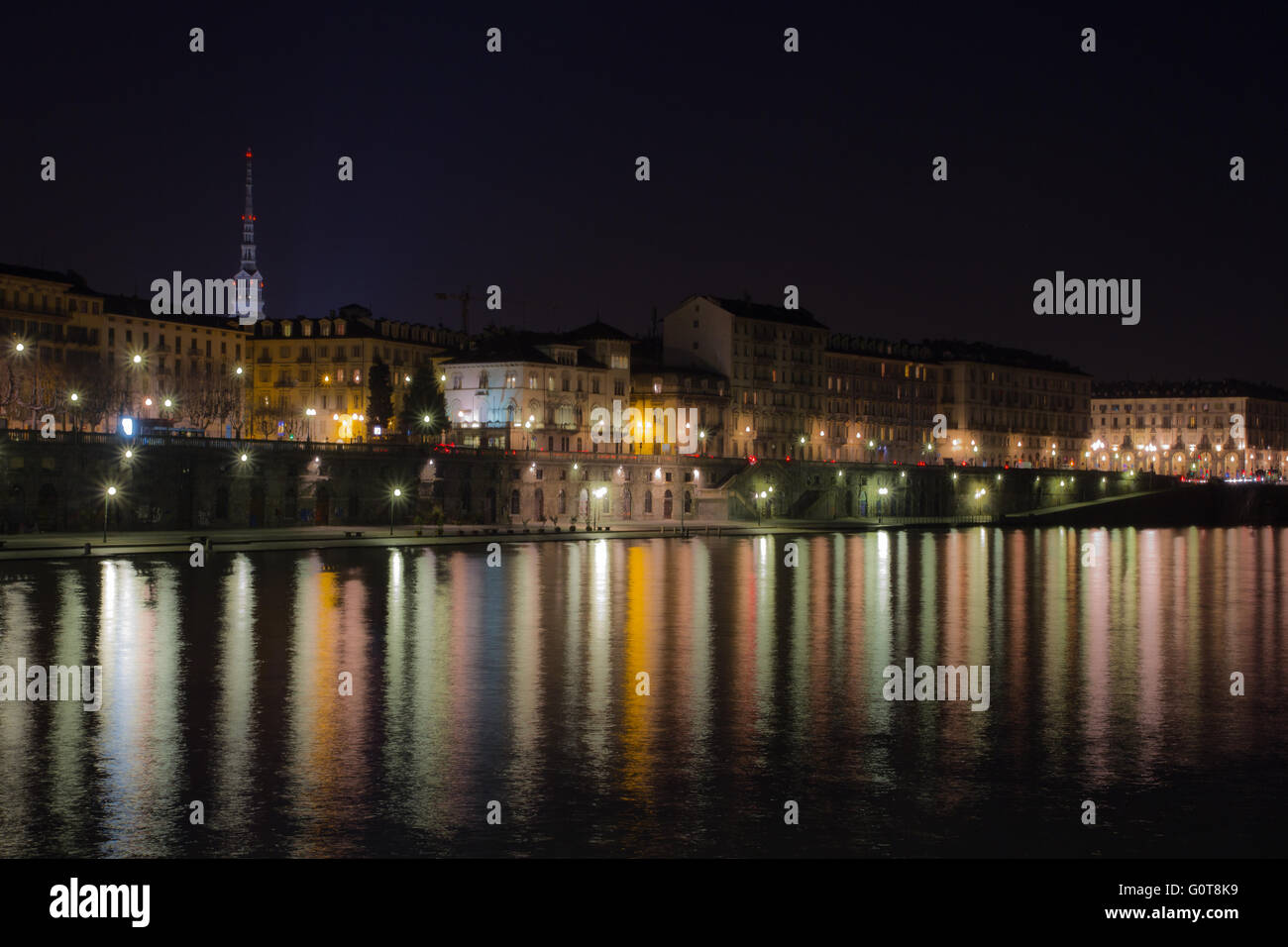 Turin durch Nacht Blick auf die Mole Antonelliana Stockfoto