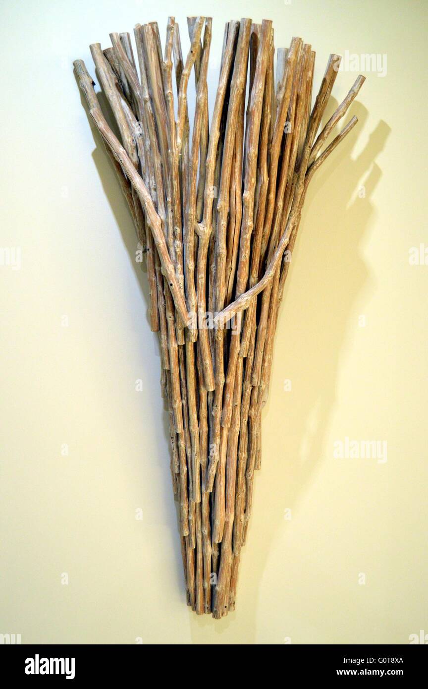 Dekorationwand aus Holz von Bambus in der Form V. Stockfoto
