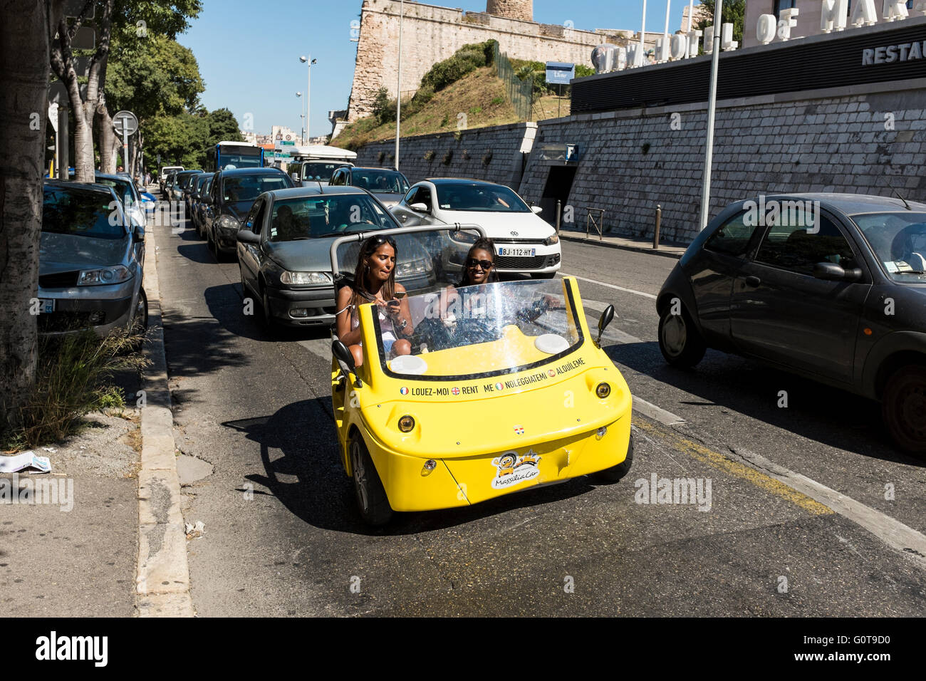 Gelbe Massilia Auto, kleine 2-Sitzer 3 Rädern Cabrio Kraftfahrzeug zur Miete für Sightseeing in Marseille, Frankreich Stockfoto
