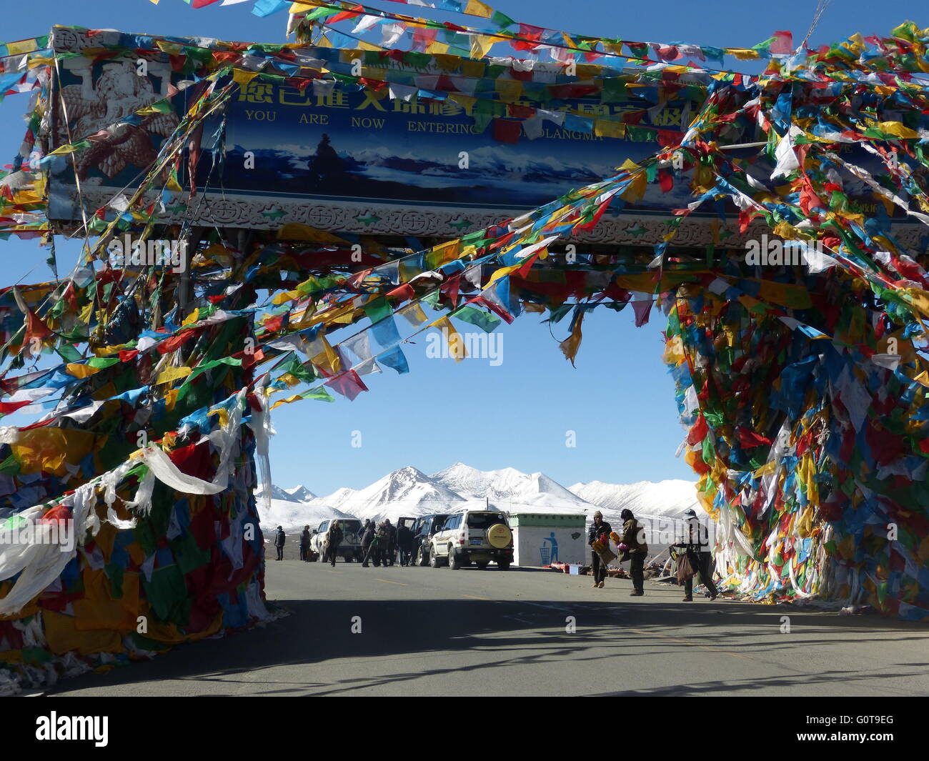 Gateway zum Mt Everest Base Camp voller Gebetsfahnen in der Nähe von Shigatse, Tibet.  Mt. Everest, der höchste Berg der Welt. Stockfoto