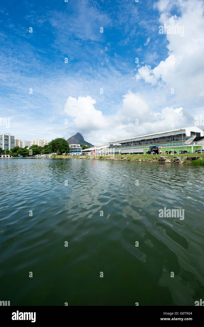 RIO DE JANEIRO, 17. März 2016: Die Tribüne des Estádio de Remo da Lagoa oder Lagoa Stadion ist Austragungsort der Olympischen Spiele. Stockfoto