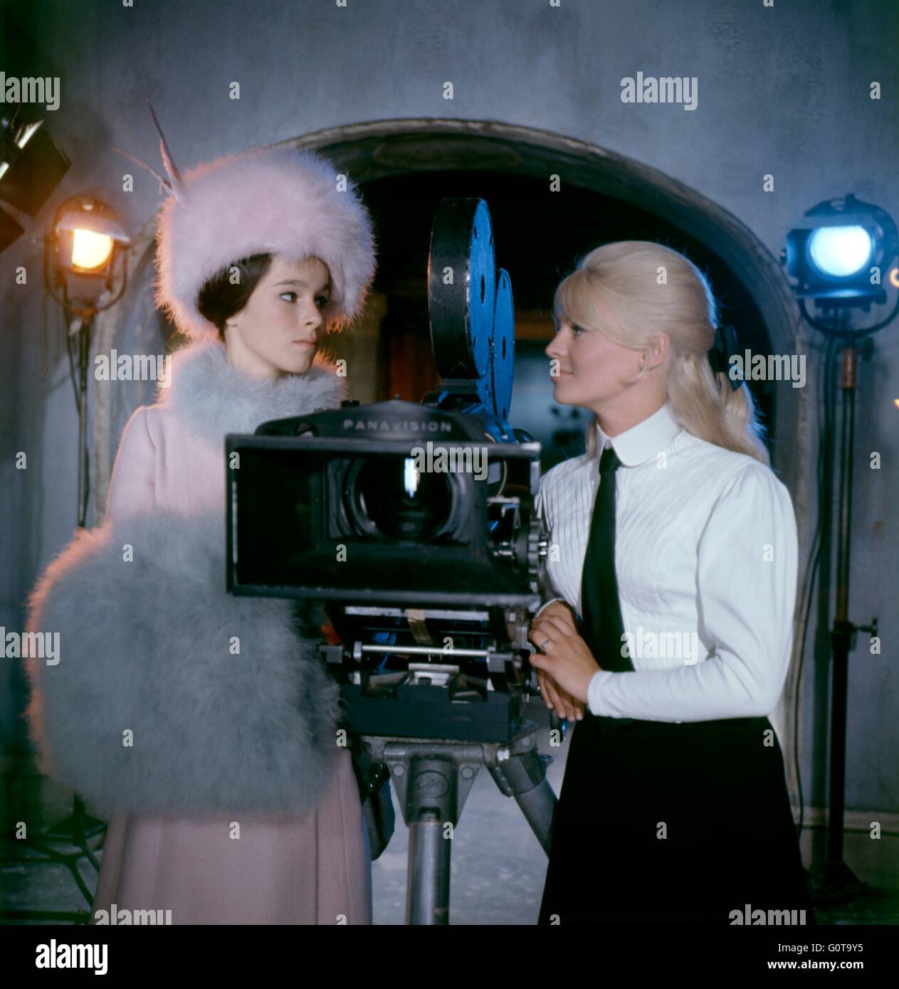 Am Set, Geraldine Chaplin und Julie Christie / Doctor Zhivago / 1965 unter der Regie von David Lean [Carlo Ponti Produktion / Metro-Goldwyn-Mayer] Stockfoto