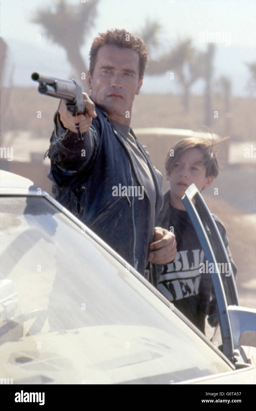 Arnold Schwarzenegger und Edward Furlong / Terminator 2: Judgement Day / 1991 unter der Regie von James Cameron (Carolco Pïctures) Stockfoto