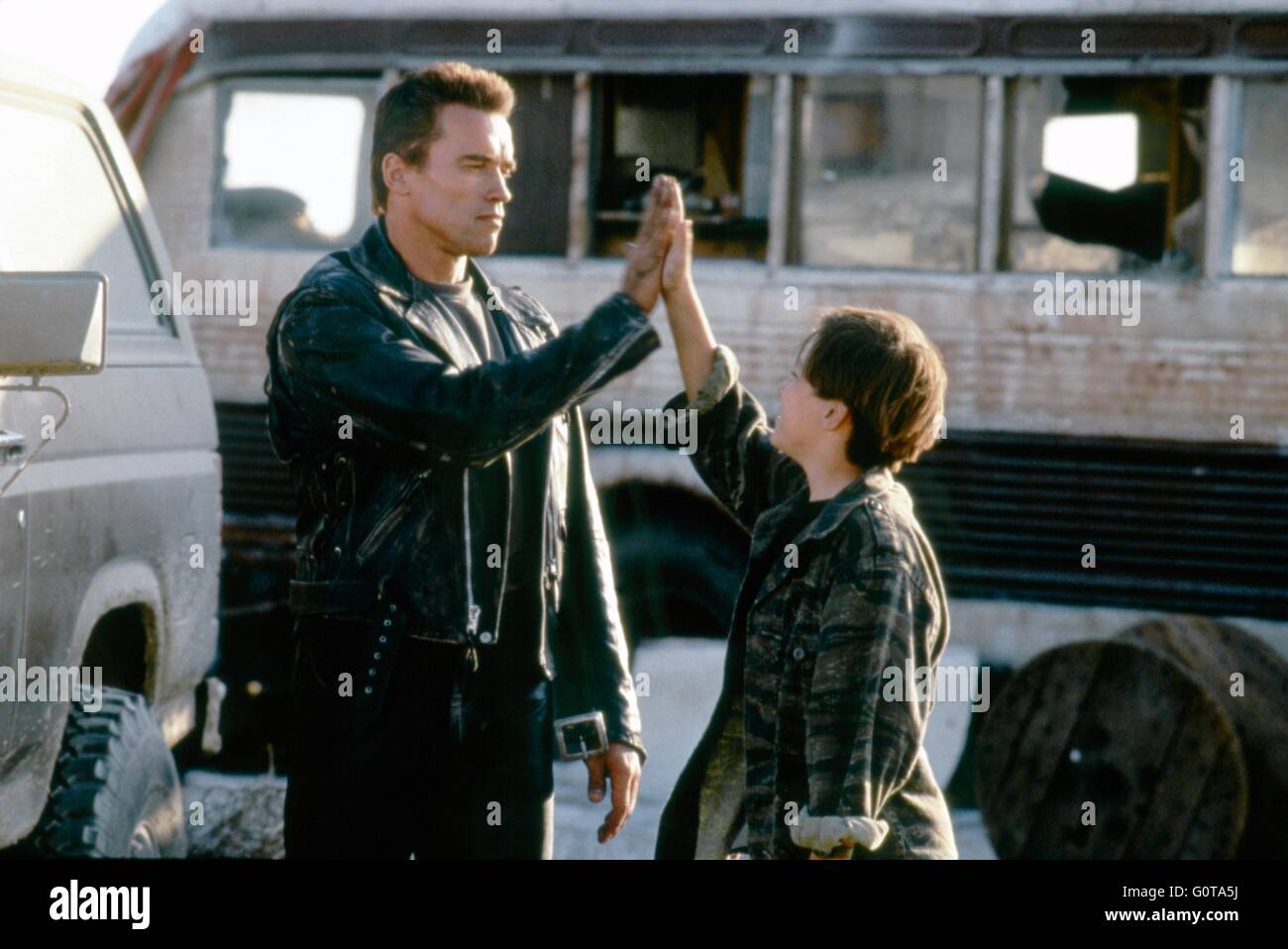 Arnold Schwarzenegger und Edward Furlong / Terminator 2: Judgement Day / 1991 unter der Regie von James Cameron (Carolco Pïctures) Stockfoto