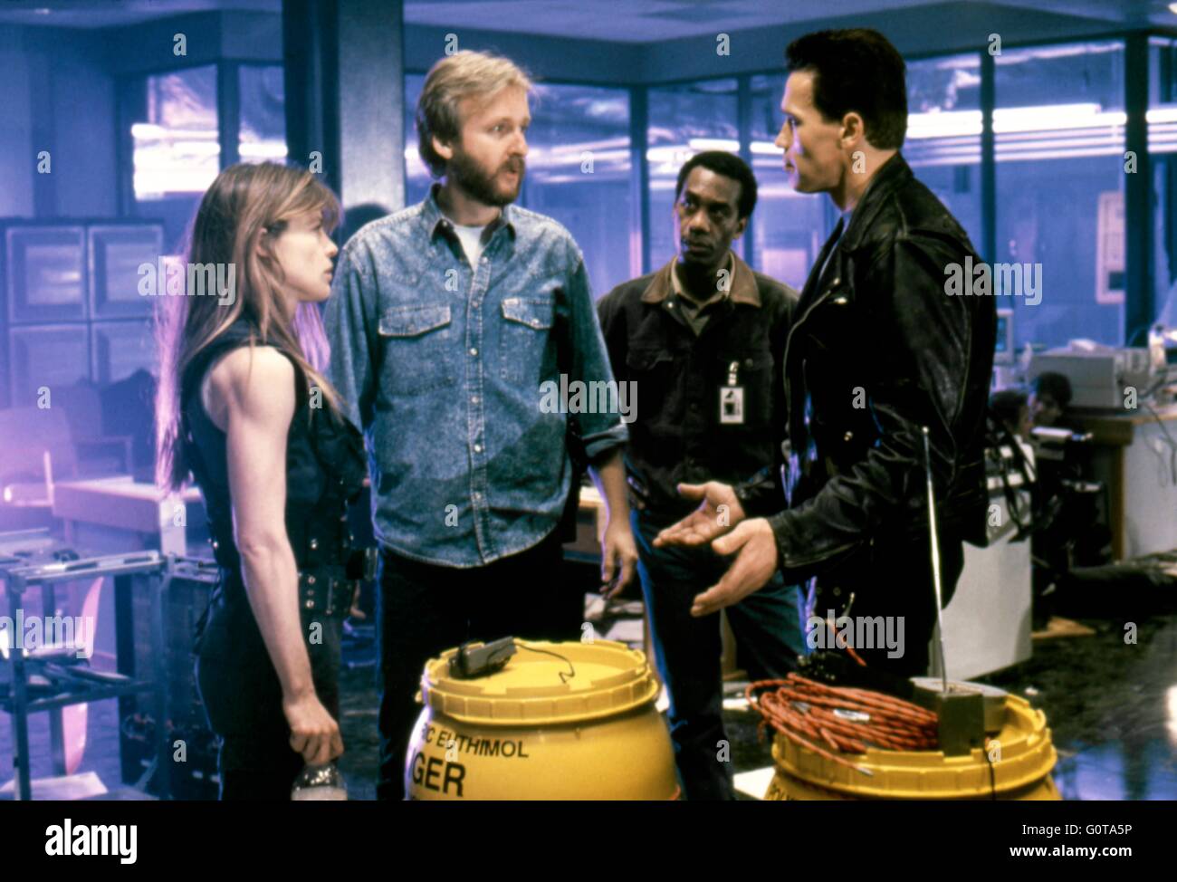 Auf den eingestellten James Cameron zwischen Linda Hamilton, Joe Morton und Arnold Schwarzenegger / Terminator 2: Judgement Day / 1991 unter der Regie von James Cameron (Carolco Pïctures) Stockfoto