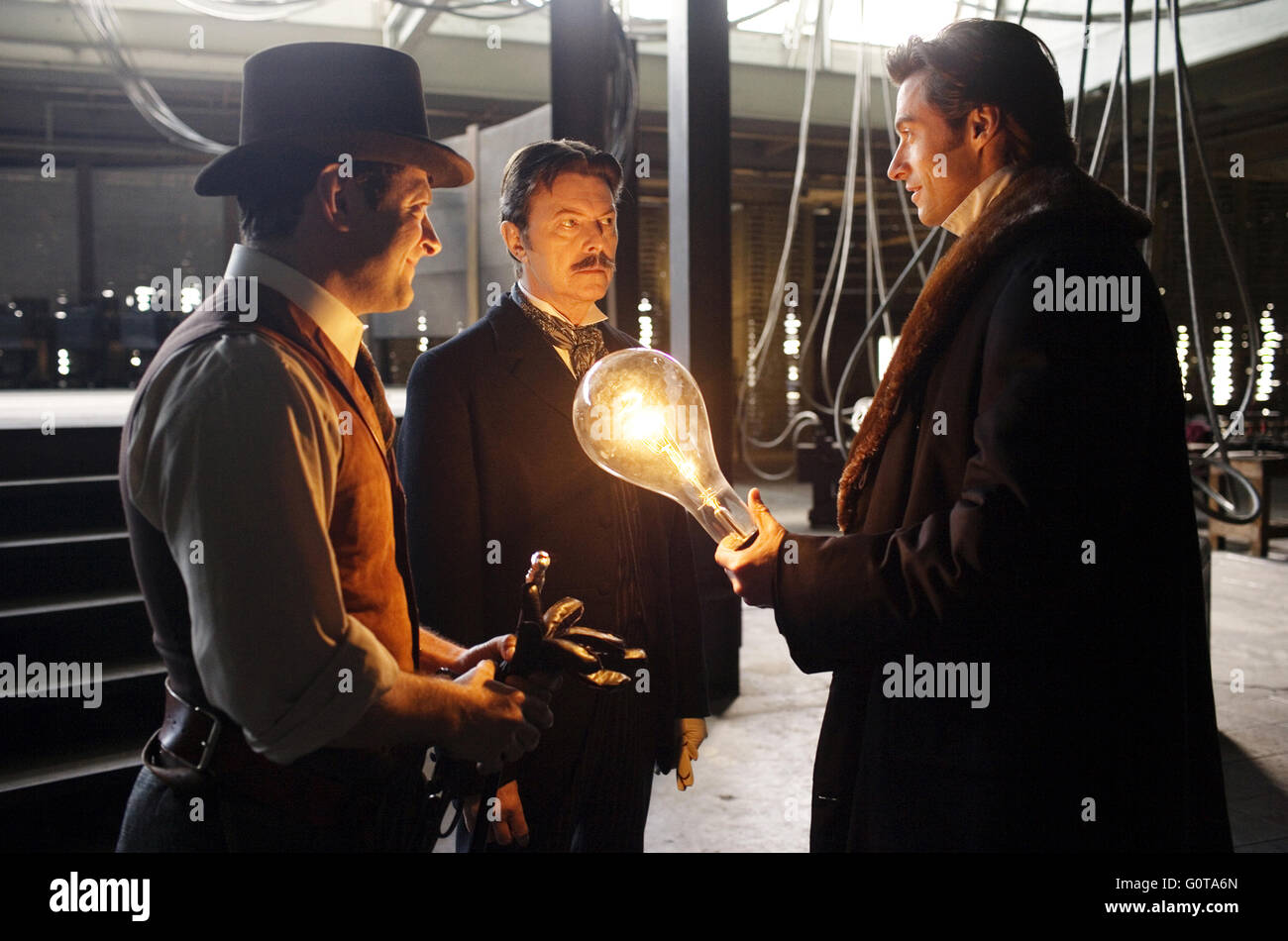 Andy Serkis (Roger Alley), David Bowie (Nikola Tesla) und Hugh Jackman (Robert Angier) in Warner Bros Pictures und Touchstone Bilder The Prestige, unter der Regie von Christopher Nolan Stockfoto