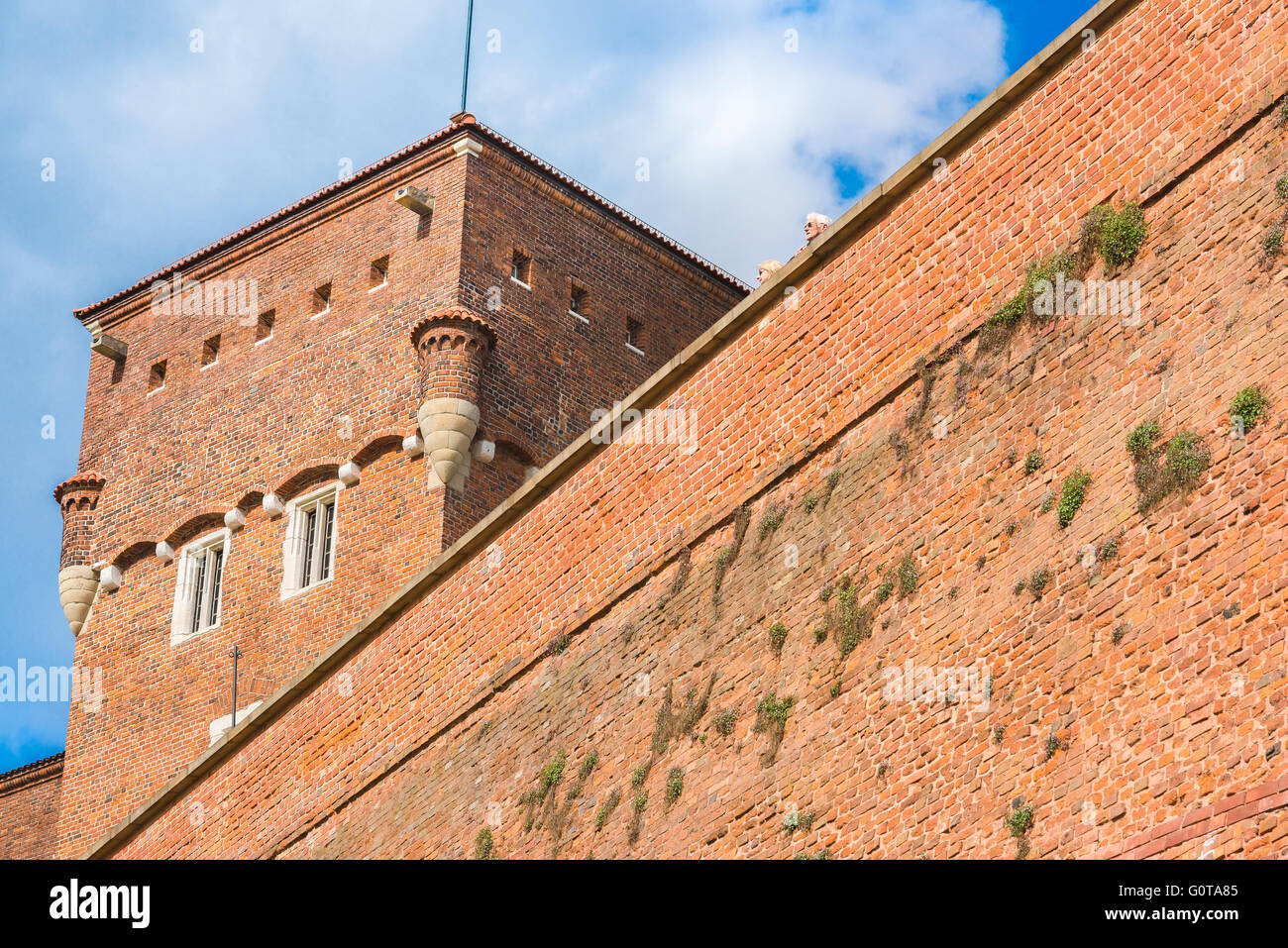 Krakauer wawel-burgmauer, Blick auf ein Touristenpaar mittleren Alters, das über die immense Verteidigungsmauer der Königsburg Wawel in Krakow, Polen blickt. Stockfoto
