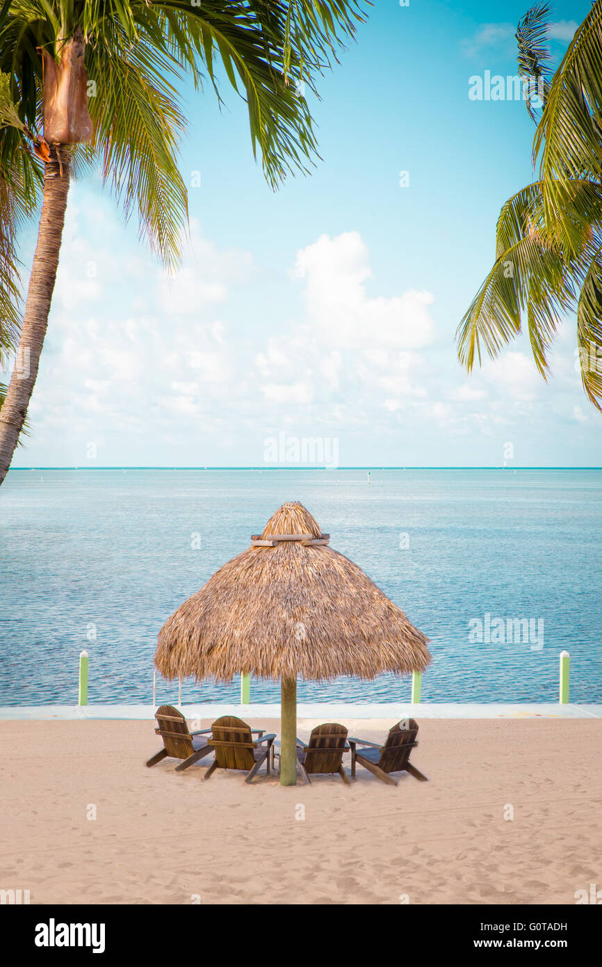 Erholsamen Urlaub Strandblick Grashutte Und Stuhle Auf Sand Mit Blick Auf Das Meer Mit Palmen Stockfotografie Alamy