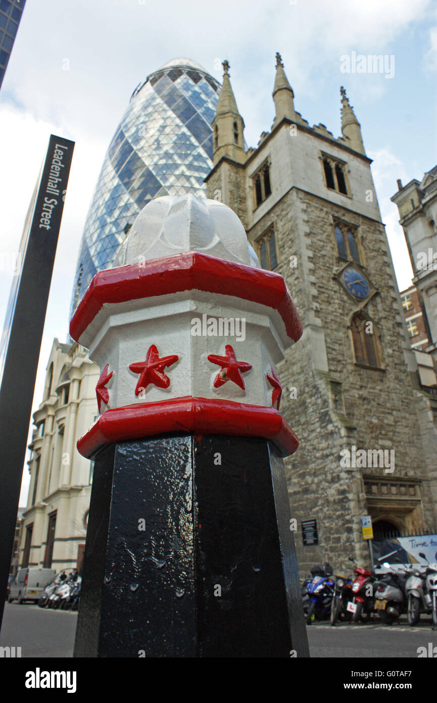 City of London Grenze der Stadt mit Säulen. 30 St Mary Axe, auch bekannt als "die Gurke" St. Andrew Undershaft überragt. Stockfoto