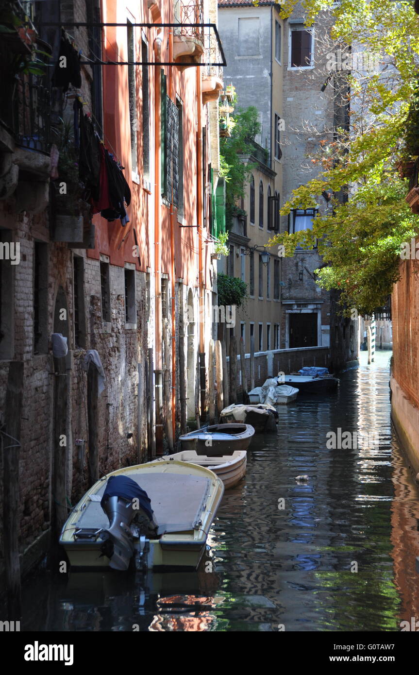 kleine Boote auf einem schmalen Kanal in Venedig, Italien Stockfoto