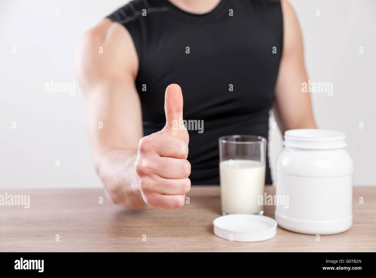 Closeup auf einen Mann mit Nutiotion und Eiweiß ergänzt auf Tisch Stockfoto