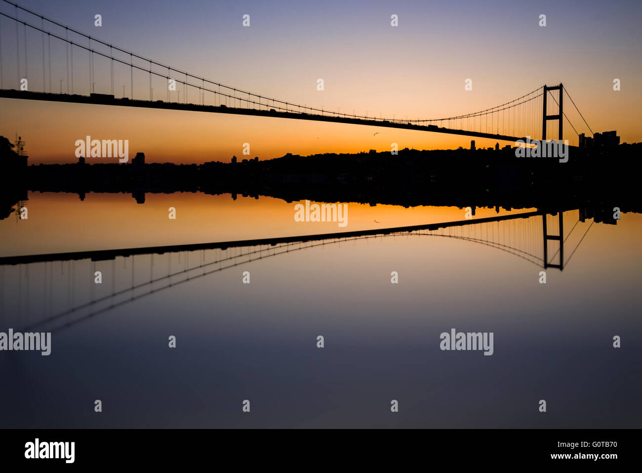 Istanbul Bosporus-Brücken-Silhouette in der Abenddämmerung. Stockfoto