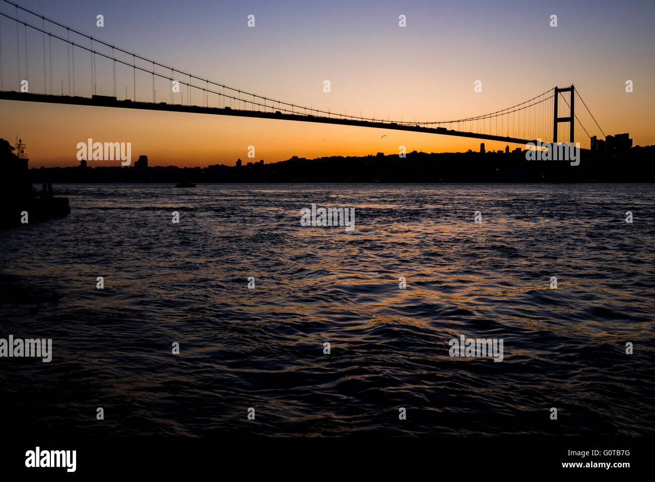 Istanbul Bosporus-Brücken-Silhouette in der Abenddämmerung. Stockfoto