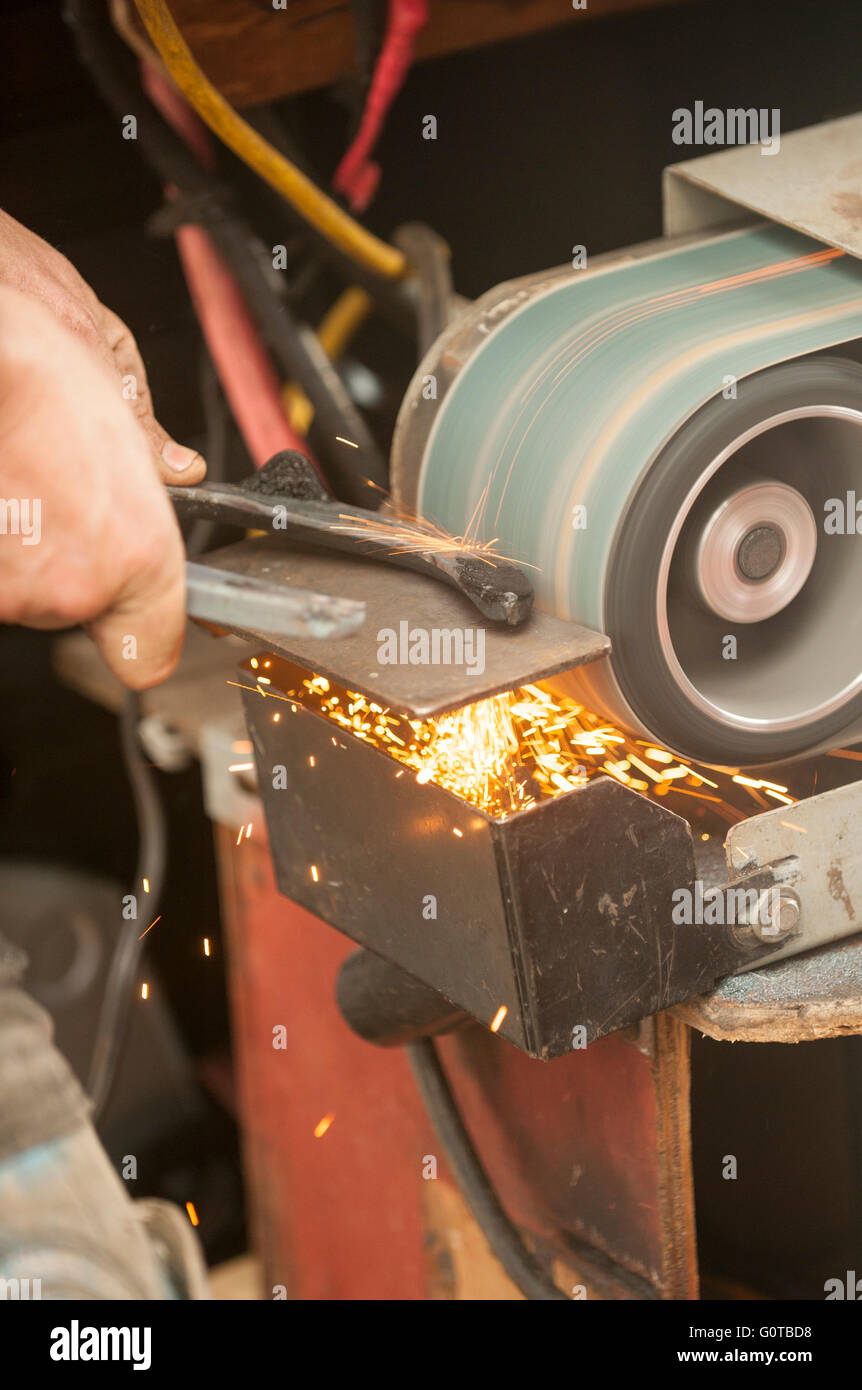 Hufschmied heiß beschlagen eines Pferdes in einem beständigen yard Stockfoto
